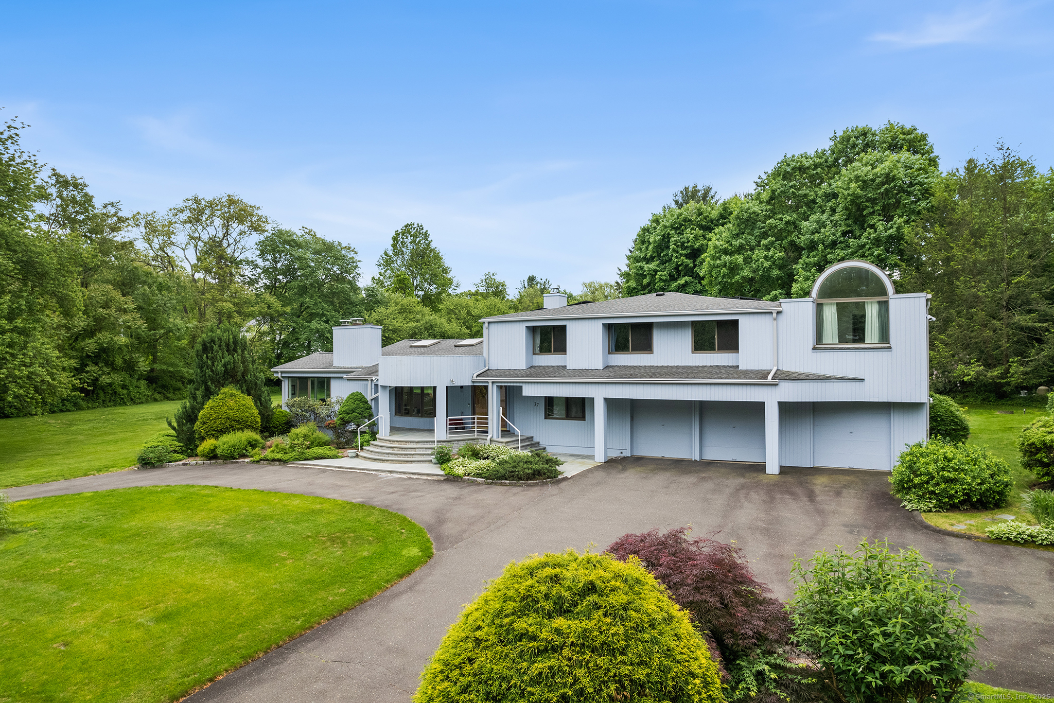 Topfield Road, Wilton, Connecticut - 4 Bedrooms  
4 Bathrooms  
9 Rooms - 