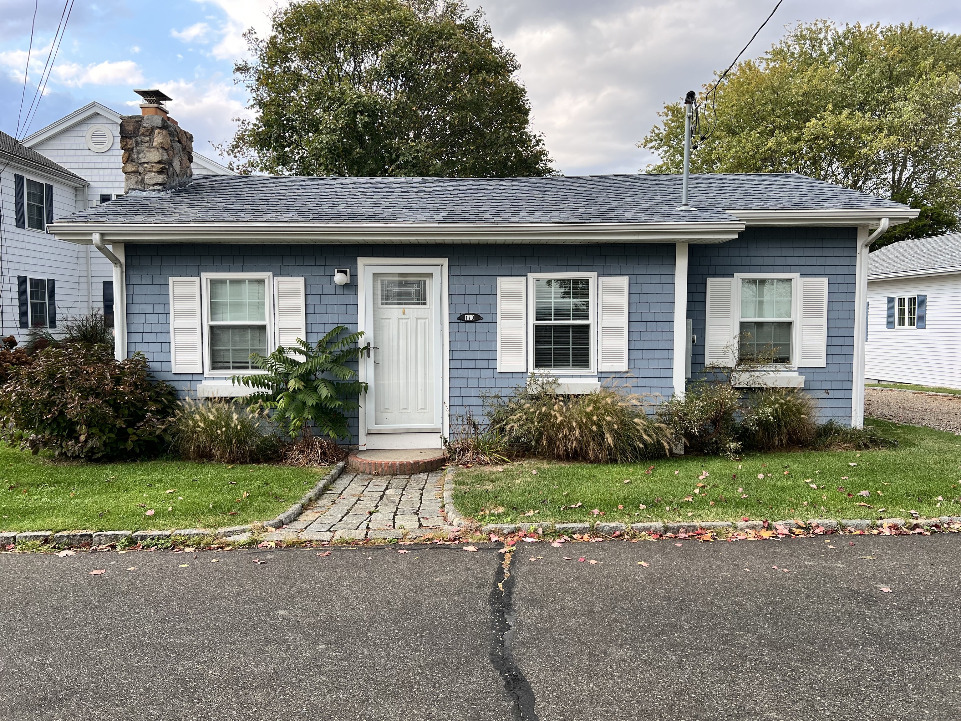 Shore Road, Clinton, Connecticut - 2 Bedrooms  
1 Bathrooms  
5 Rooms - 