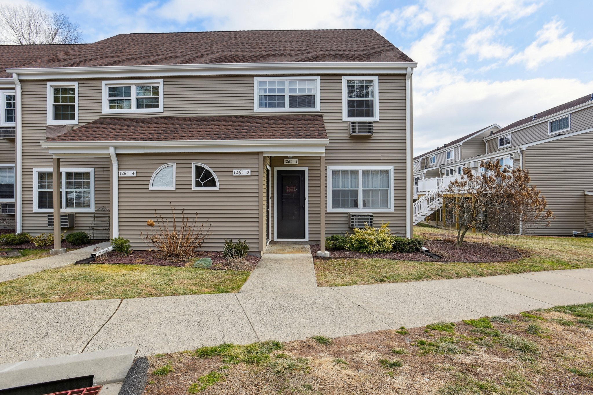 1261 Washington Street 2, Middletown, Connecticut - 2 Bedrooms  
1 Bathrooms  
5 Rooms - 