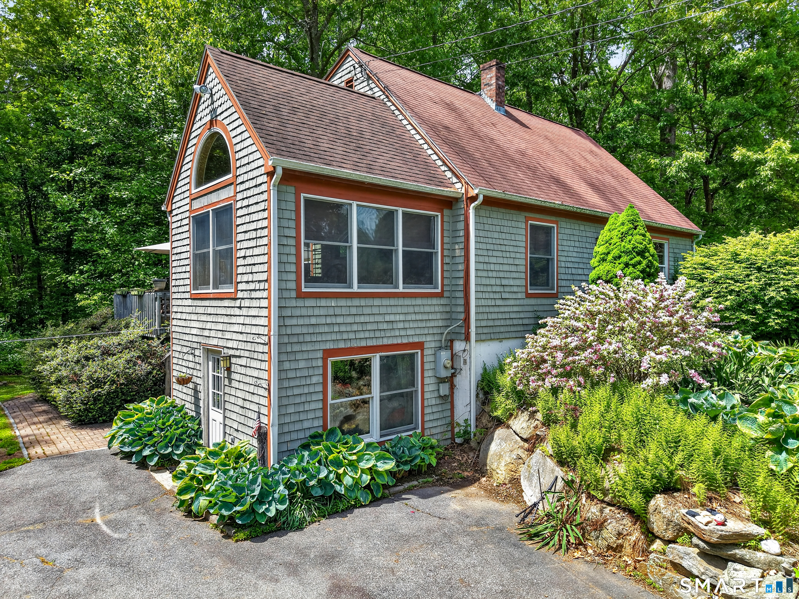 8 Lee Brook Drive