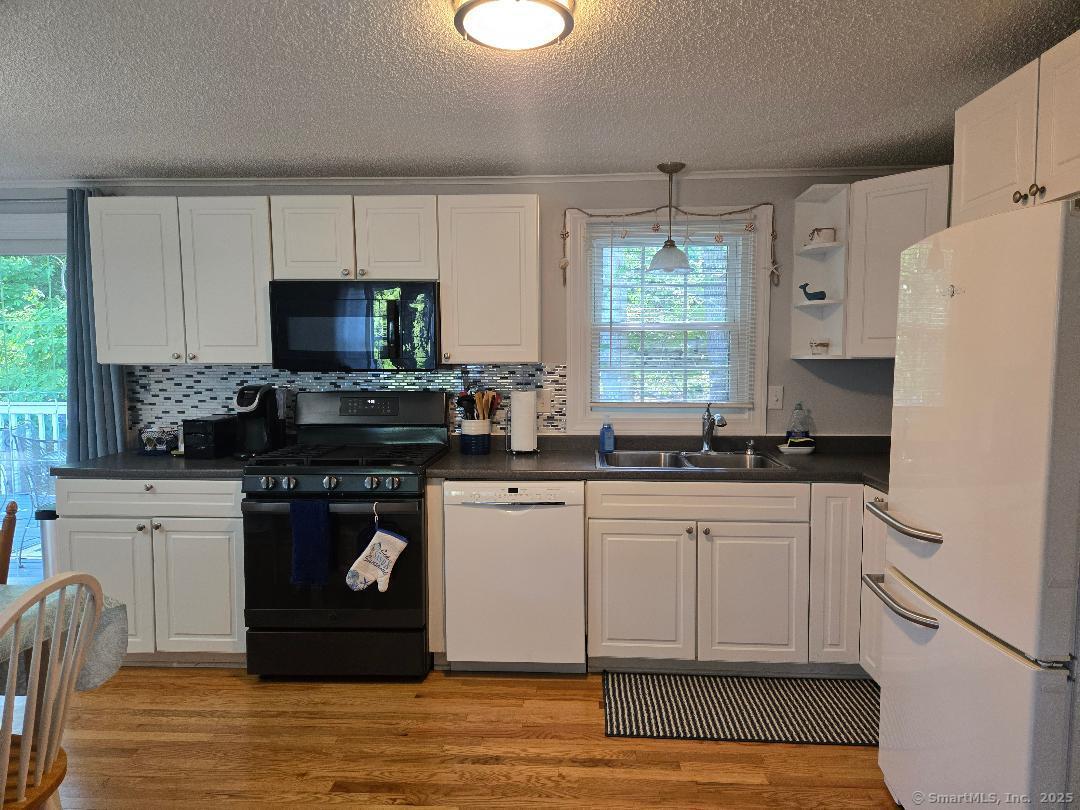 East Lyme, Connecticut 06357, United States, 3 Bedrooms Bedrooms, ,3 BathroomsBathrooms,Residential,Pending,157483