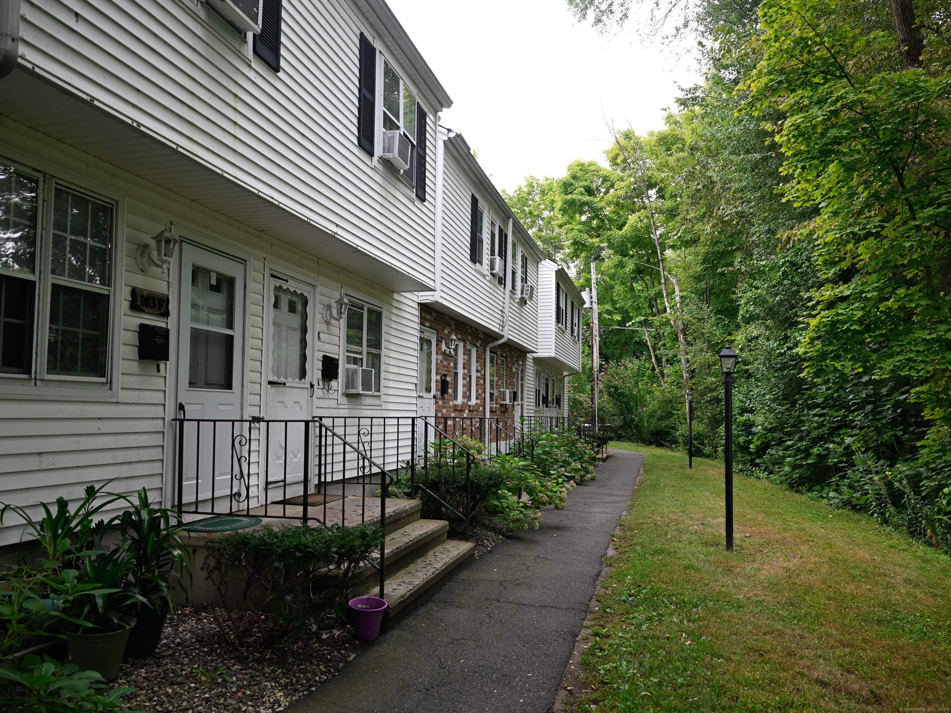 Kohanza Street E, Danbury, Connecticut - 2 Bedrooms  
1 Bathrooms  
4 Rooms - 