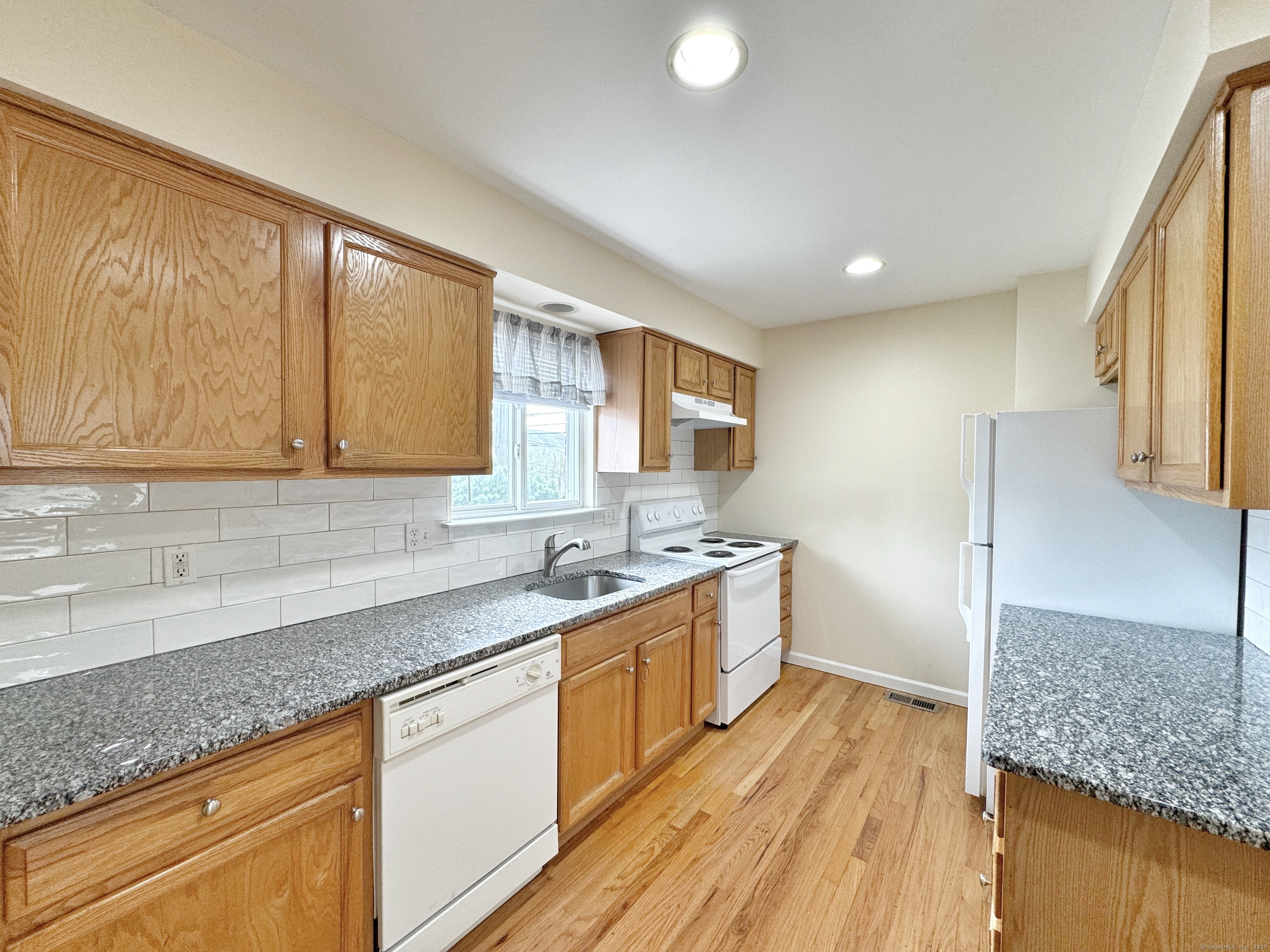 Stuart Avenue 11, Norwalk, Connecticut - 2 Bedrooms  
2 Bathrooms  
5 Rooms - 