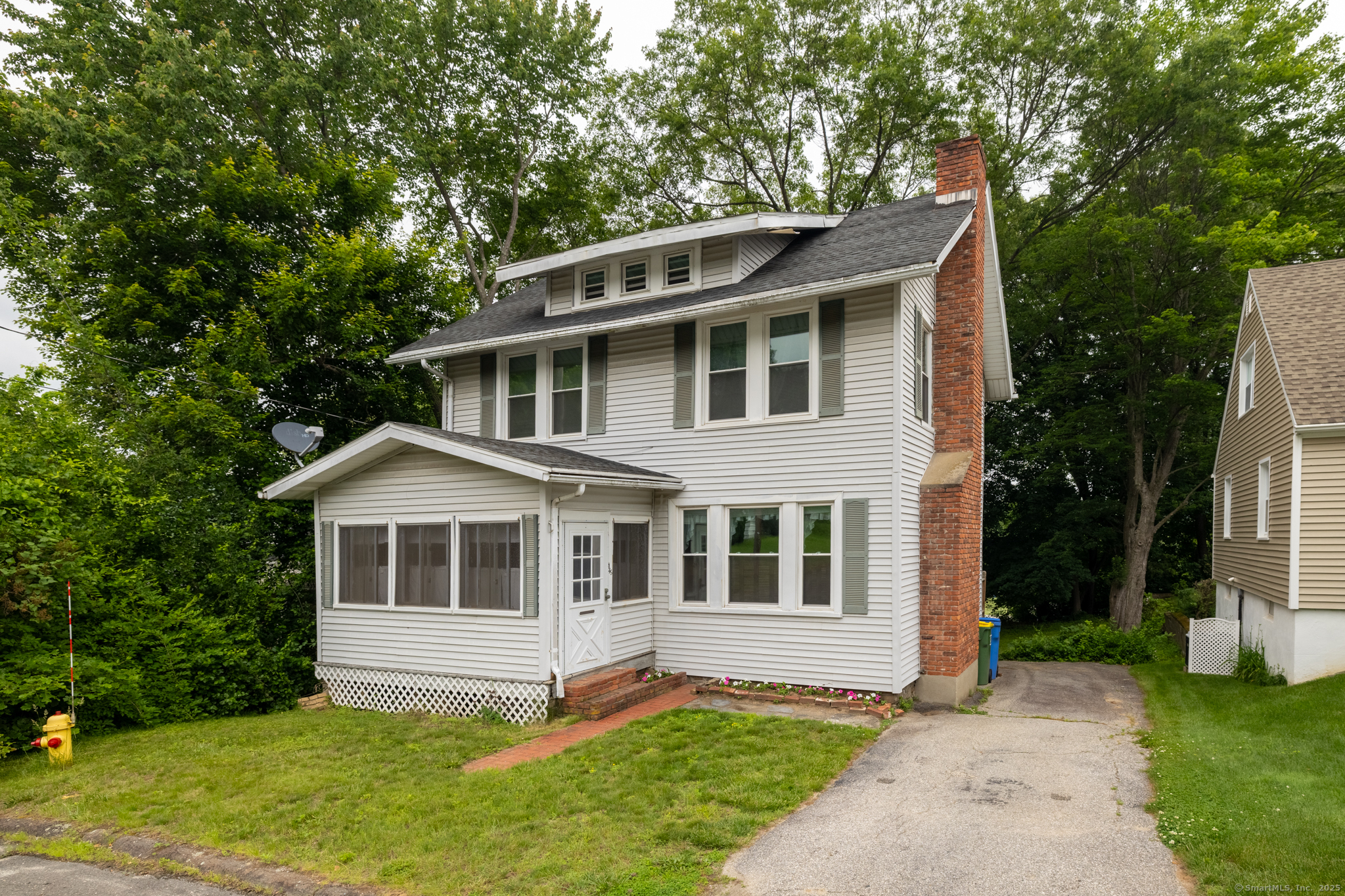 Herschel Avenue, Waterbury, Connecticut - 4 Bedrooms  
2 Bathrooms  
9 Rooms - 