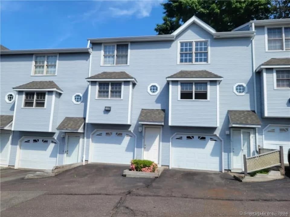 718 Broad Street 4C, Meriden, Connecticut - 2 Bedrooms  
2 Bathrooms  
4 Rooms - 