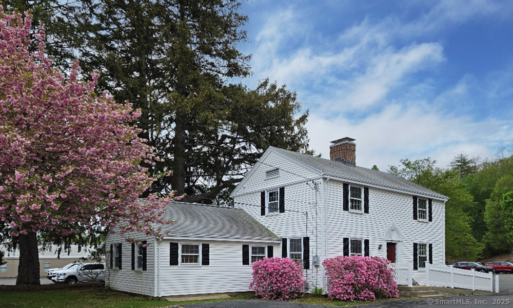 W Main Street, Avon, Connecticut - 4 Bedrooms  
2 Bathrooms  
7 Rooms - 