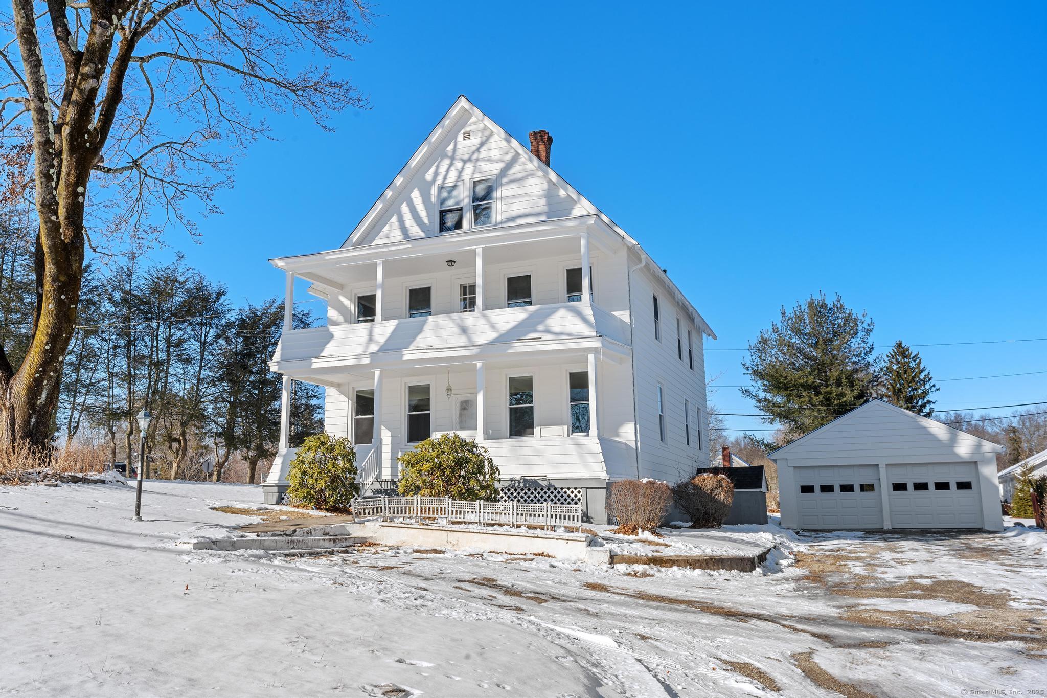 Derby Avenue, Orange, Connecticut - 3 Bedrooms  
3 Bathrooms  
6 Rooms - 