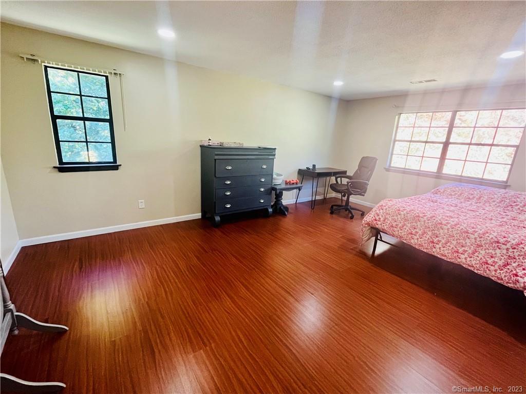 Newington, Connecticut 06111, United States, 2 Bedrooms Bedrooms, ,1 BathroomBathrooms,Residential,Active,221755