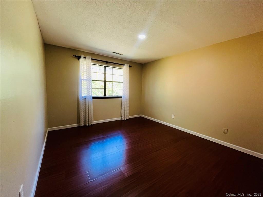 Newington, Connecticut 06111, United States, 2 Bedrooms Bedrooms, ,1 BathroomBathrooms,Residential,Active,221755