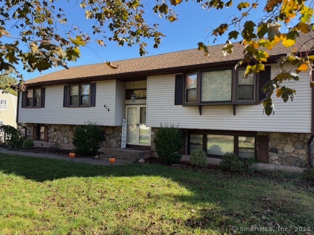 Photo of 214 Valley View Road, Manchester, CT 06040 (MLS # 24134260)