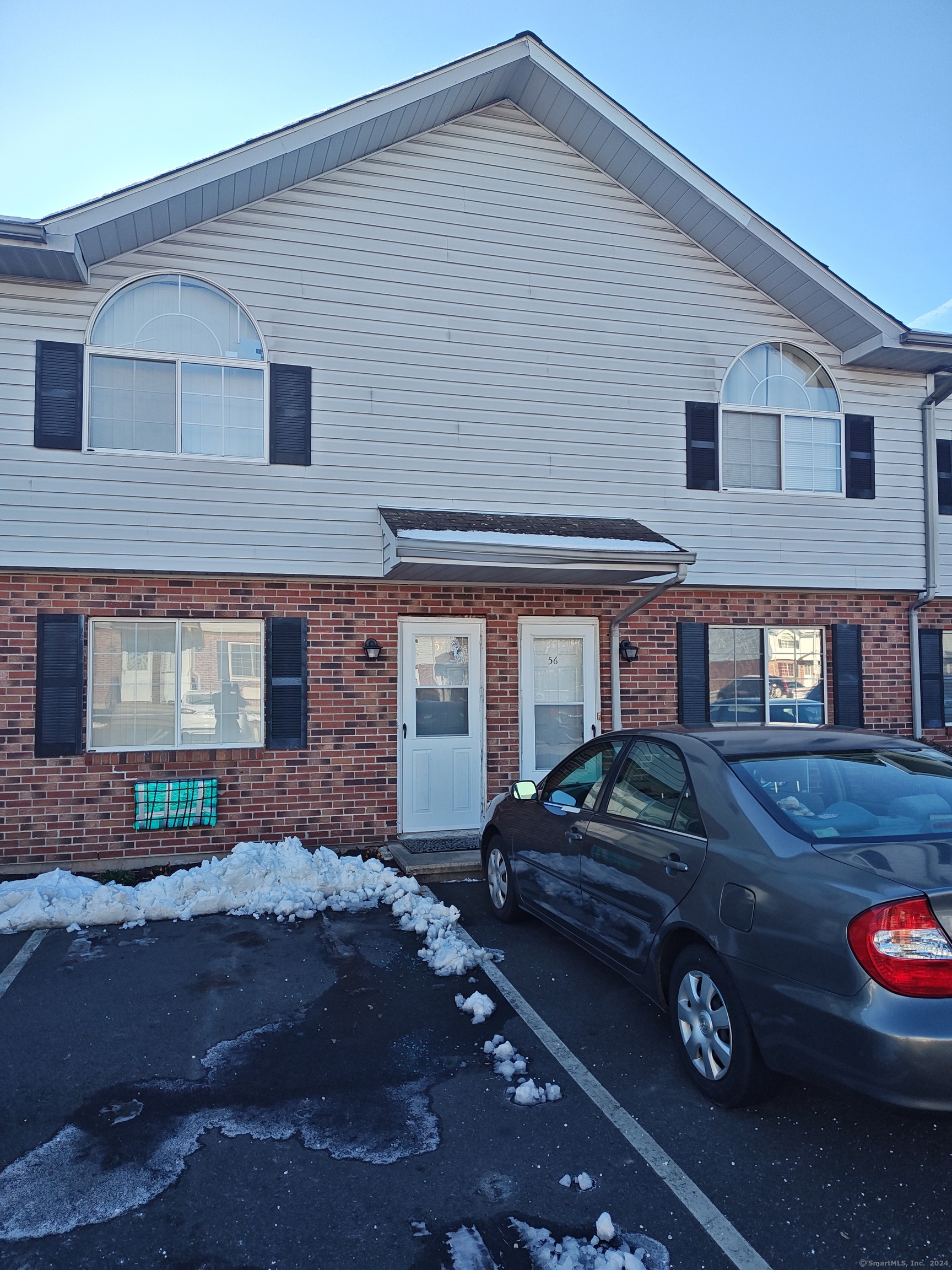 Meriden Road 57, Waterbury, Connecticut - 2 Bedrooms  
2 Bathrooms  
4 Rooms - 