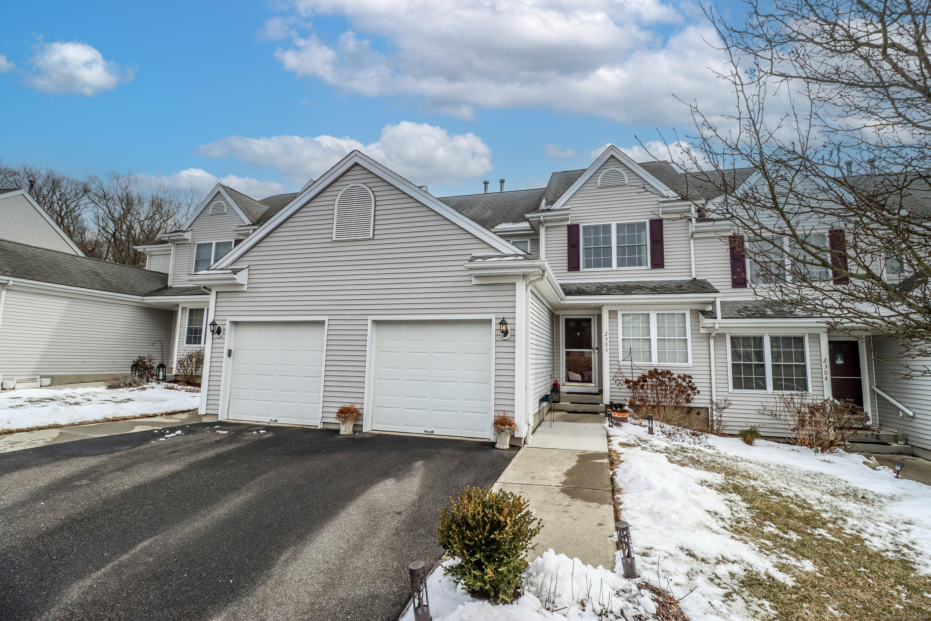 Pinnacle Way 2303, Danbury, Connecticut - 2 Bedrooms  
4 Bathrooms  
6 Rooms - 