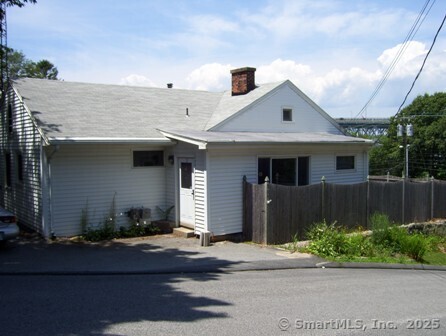 Bridge Street, Groton, Connecticut - 3 Bedrooms  
2 Bathrooms  
7 Rooms - 