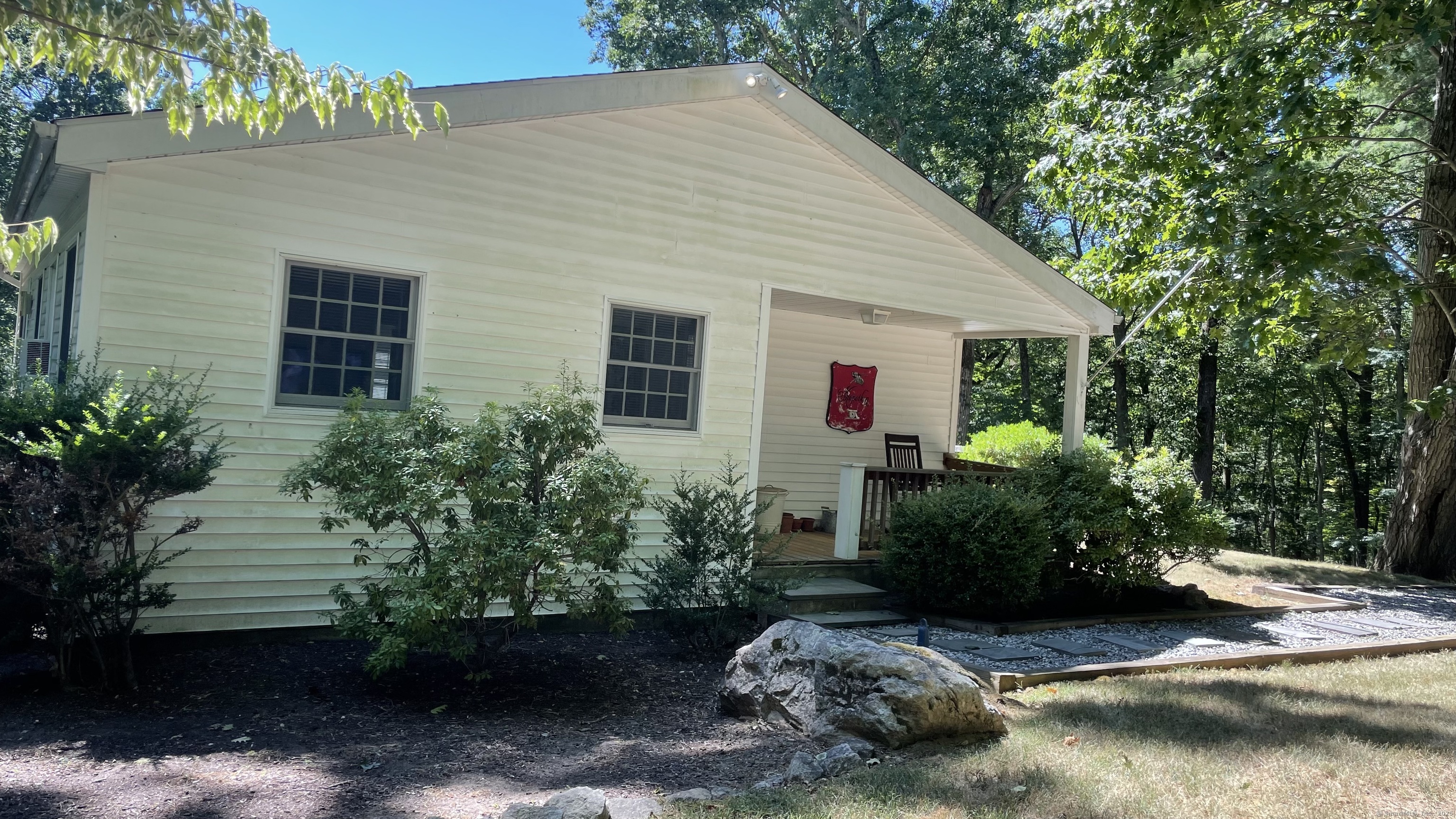 Rental Property at Briar Brae Road Cottage, Stamford, Connecticut - Bedrooms: 1 
Bathrooms: 2 
Rooms: 3  - $3,000 MO.