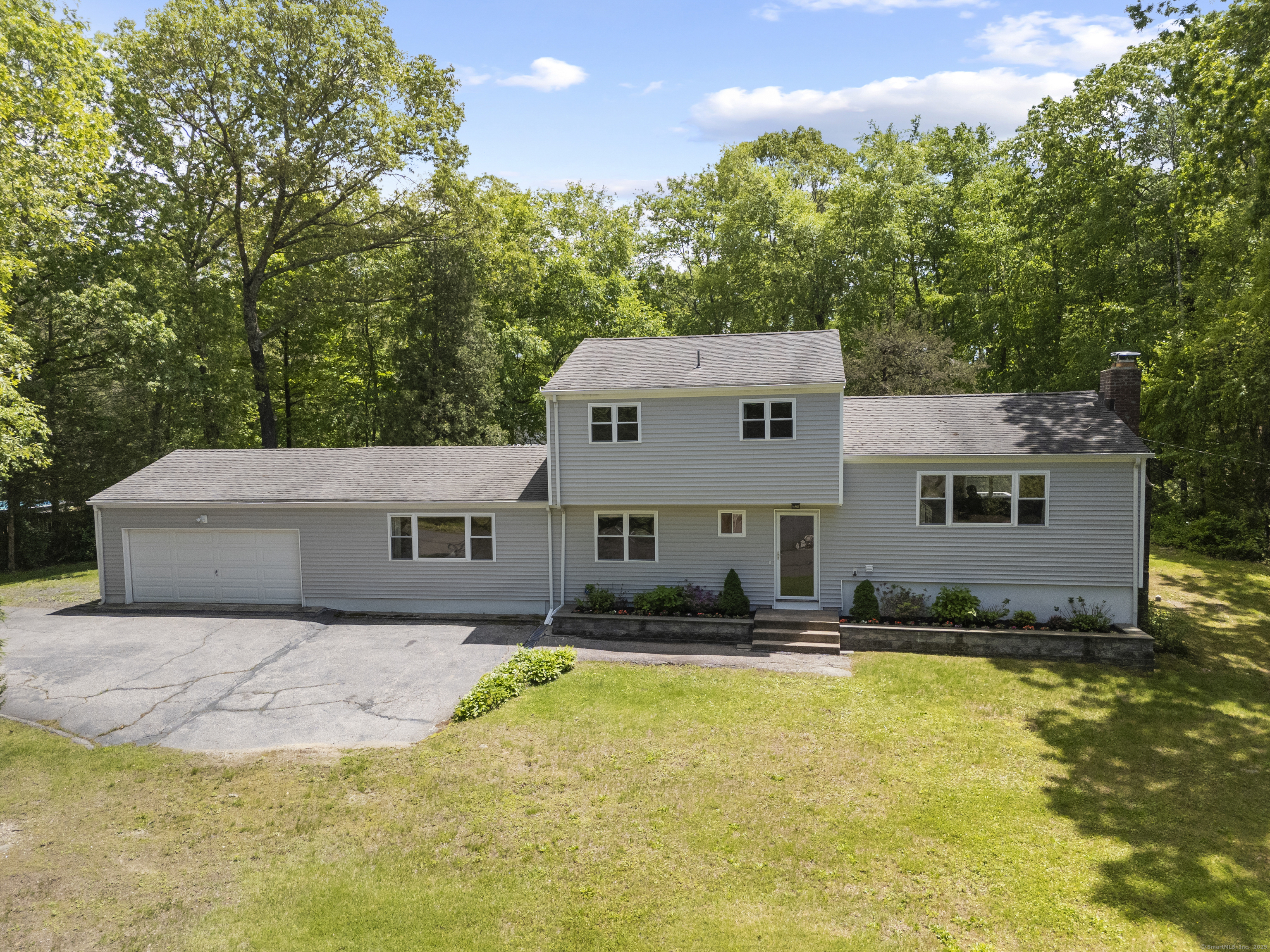 Ridgewood Drive, Monroe, Connecticut - 4 Bedrooms  
2 Bathrooms  
9 Rooms - 