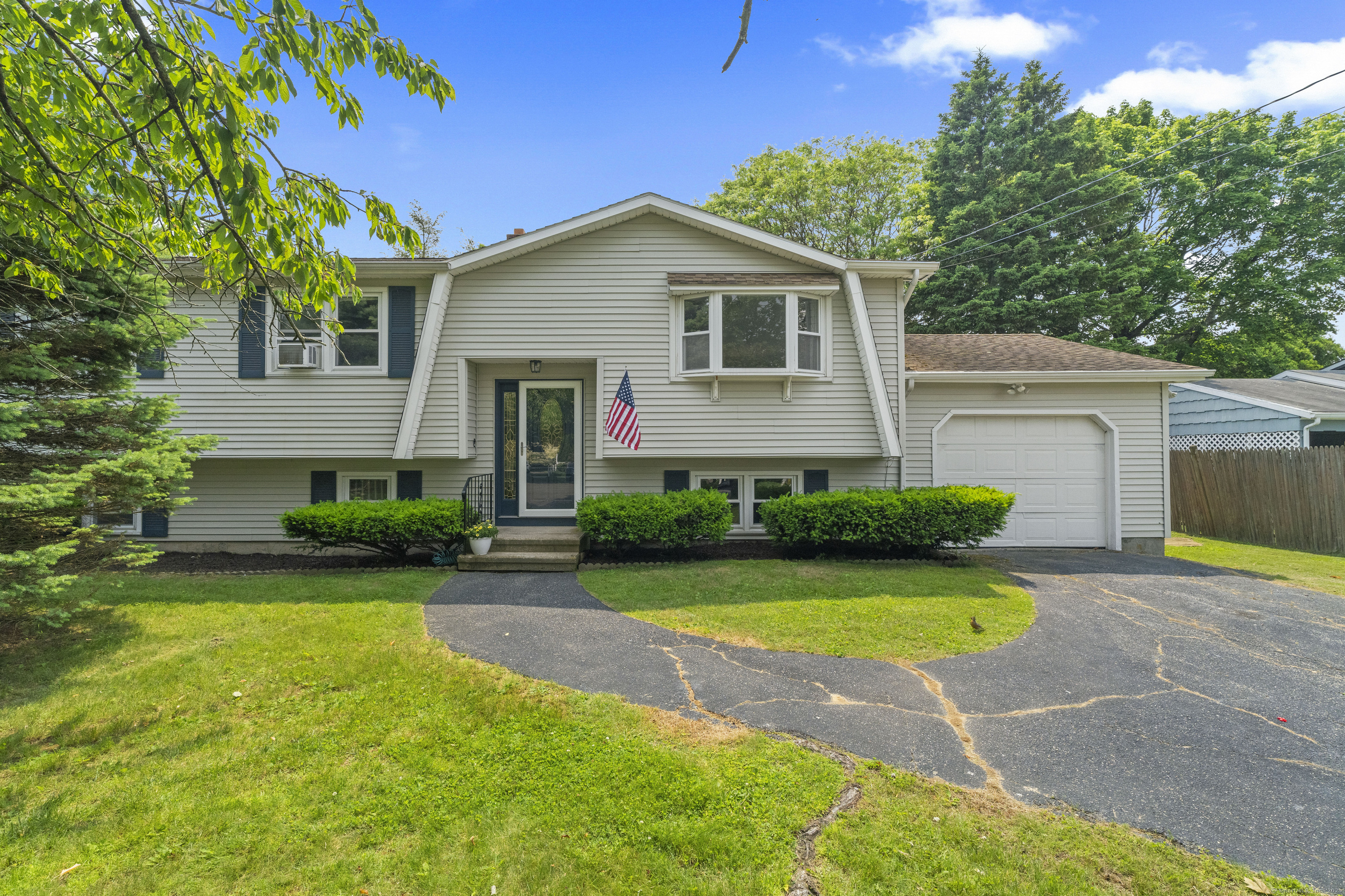 Chelsea Circle, Milford, Connecticut - 3 Bedrooms  
2 Bathrooms  
8 Rooms - 