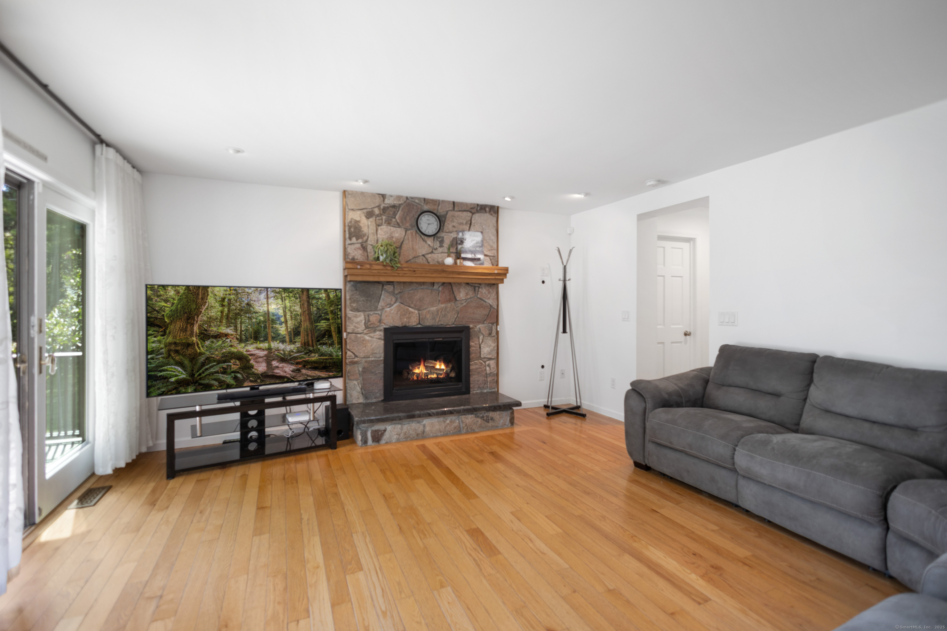 Woodstock, Connecticut 06281, United States, 3 Bedrooms Bedrooms, ,3 BathroomsBathrooms,Residential,Active,196273