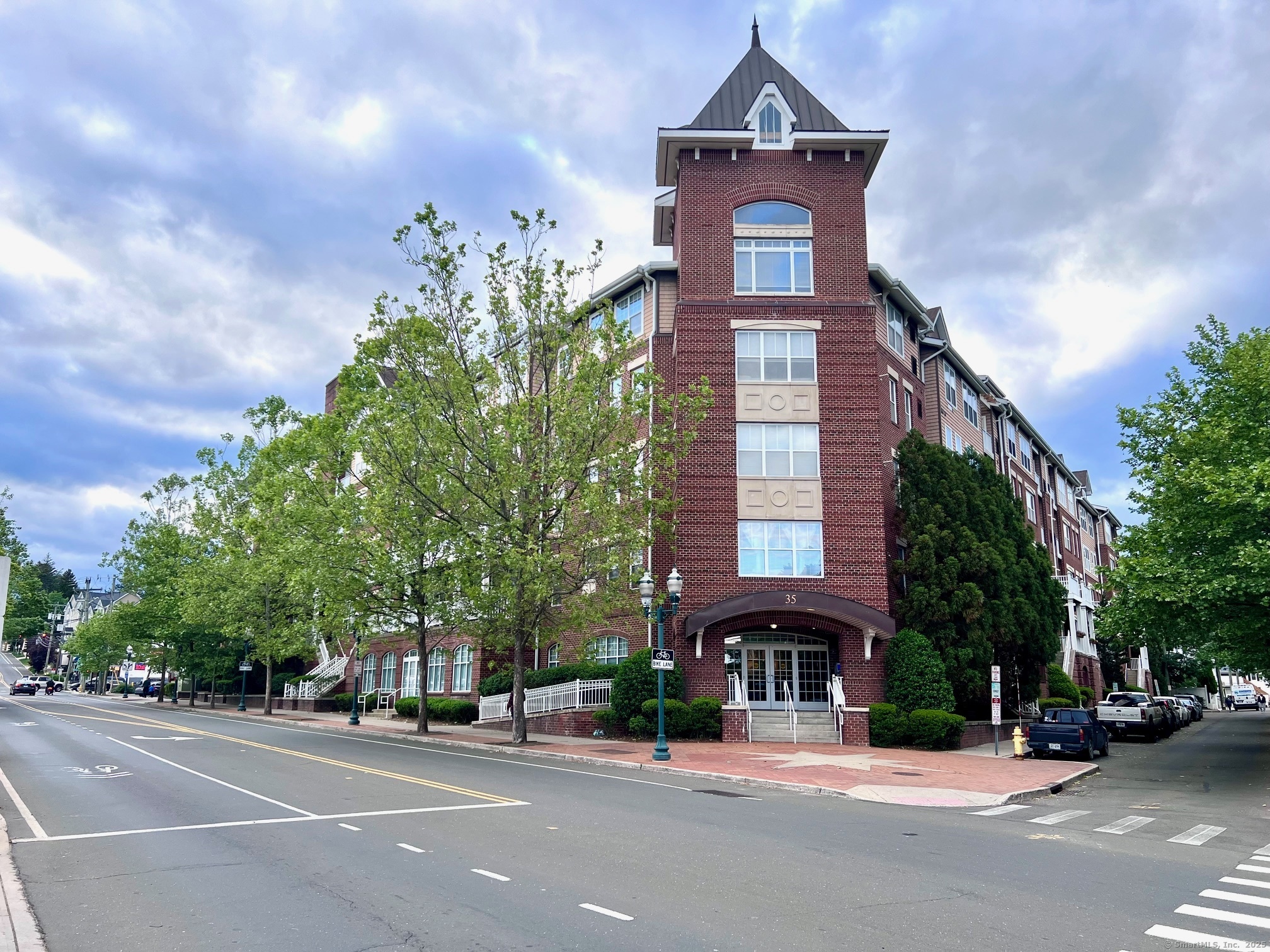 W  Broad Street 402, Stamford, Connecticut - 3 Bedrooms  
2 Bathrooms  
7 Rooms - 