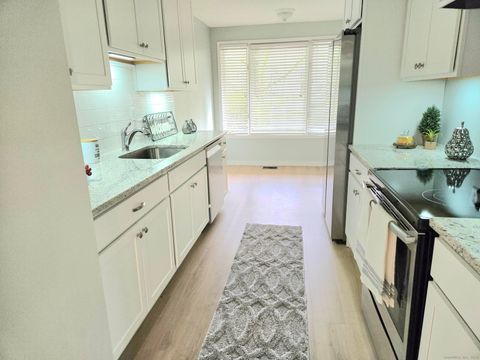 Tiny photo for 3 Acorn Glen #3, Avon, CT 06001 (MLS # 24142210)