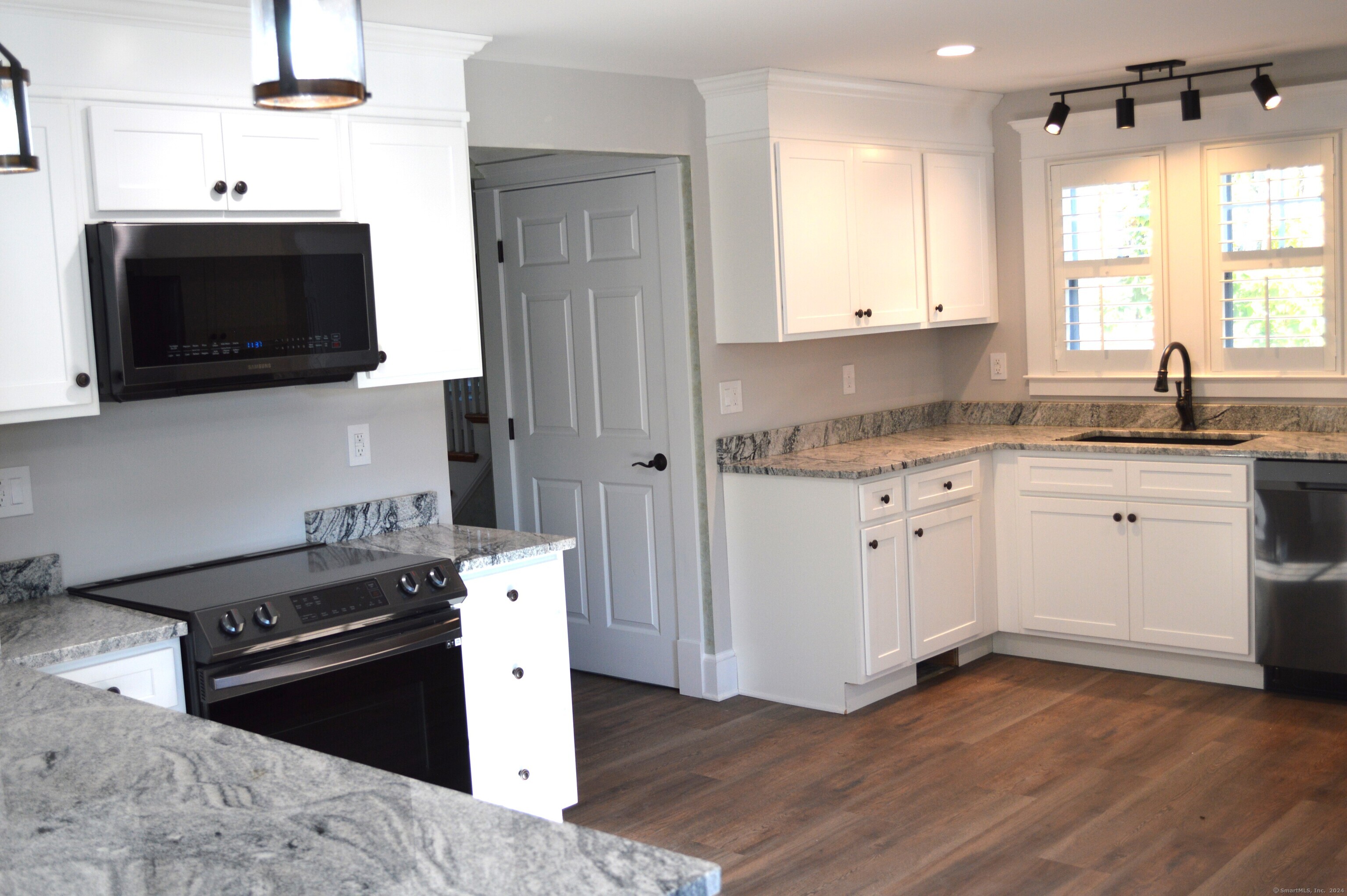 Farmington, Connecticut 06032, United States, 3 Bedrooms Bedrooms, ,2 BathroomsBathrooms,Residential,Pending,38869