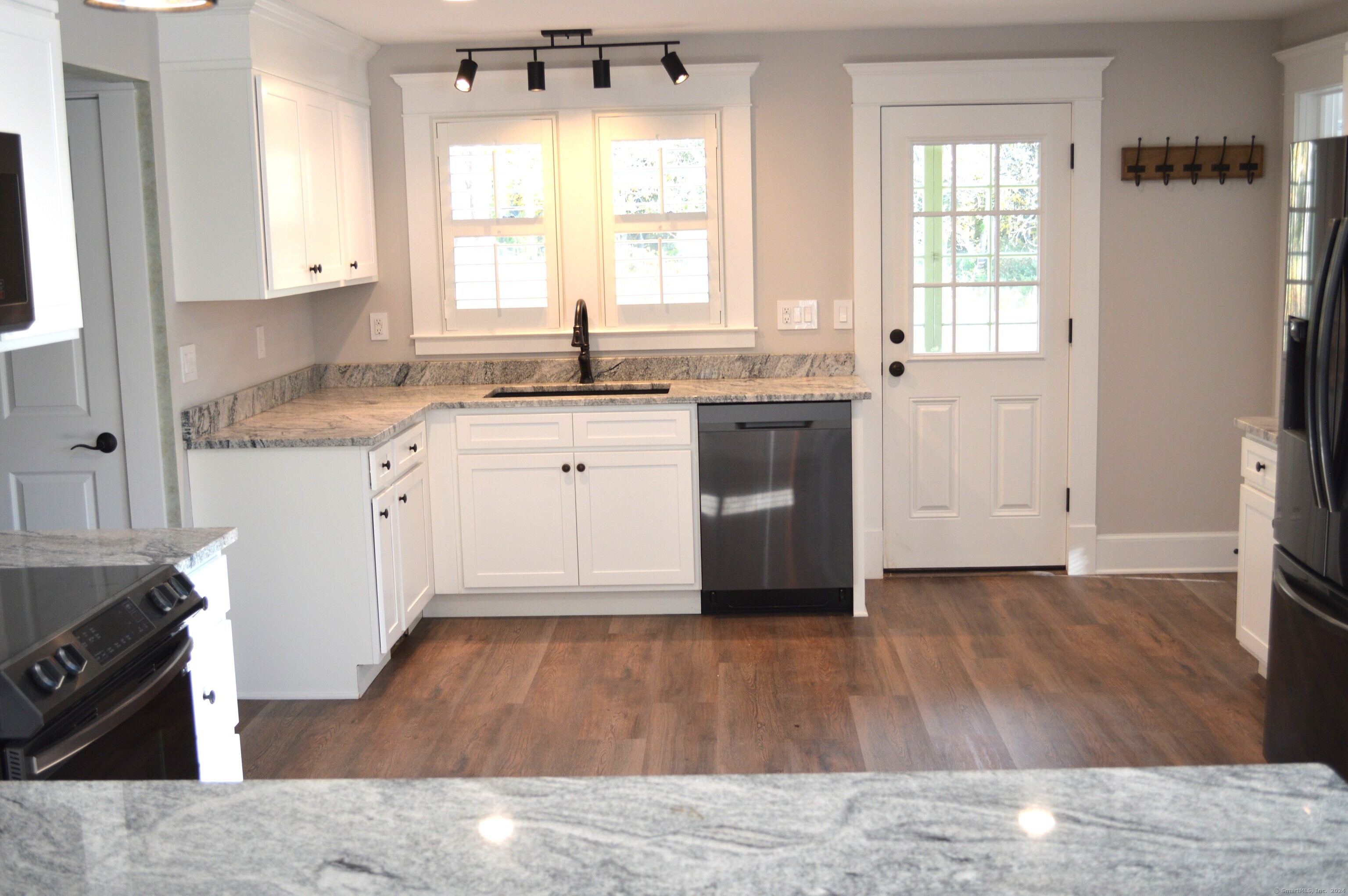 Farmington, Connecticut 06032, United States, 3 Bedrooms Bedrooms, ,2 BathroomsBathrooms,Residential,Pending,38869