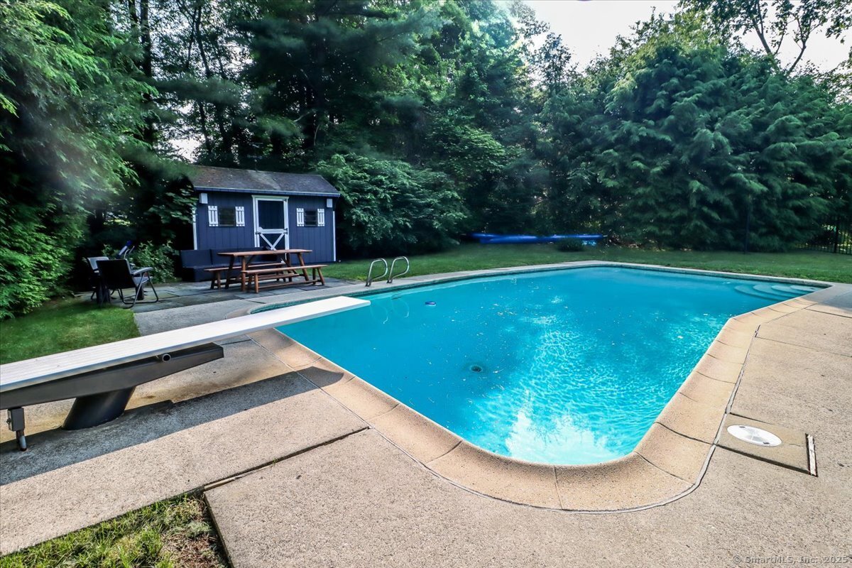 10 Fernbrook Drive
