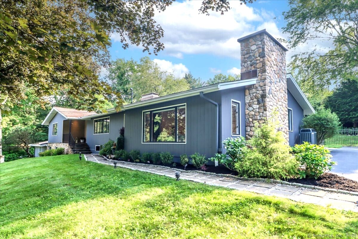 10 Fernbrook Drive