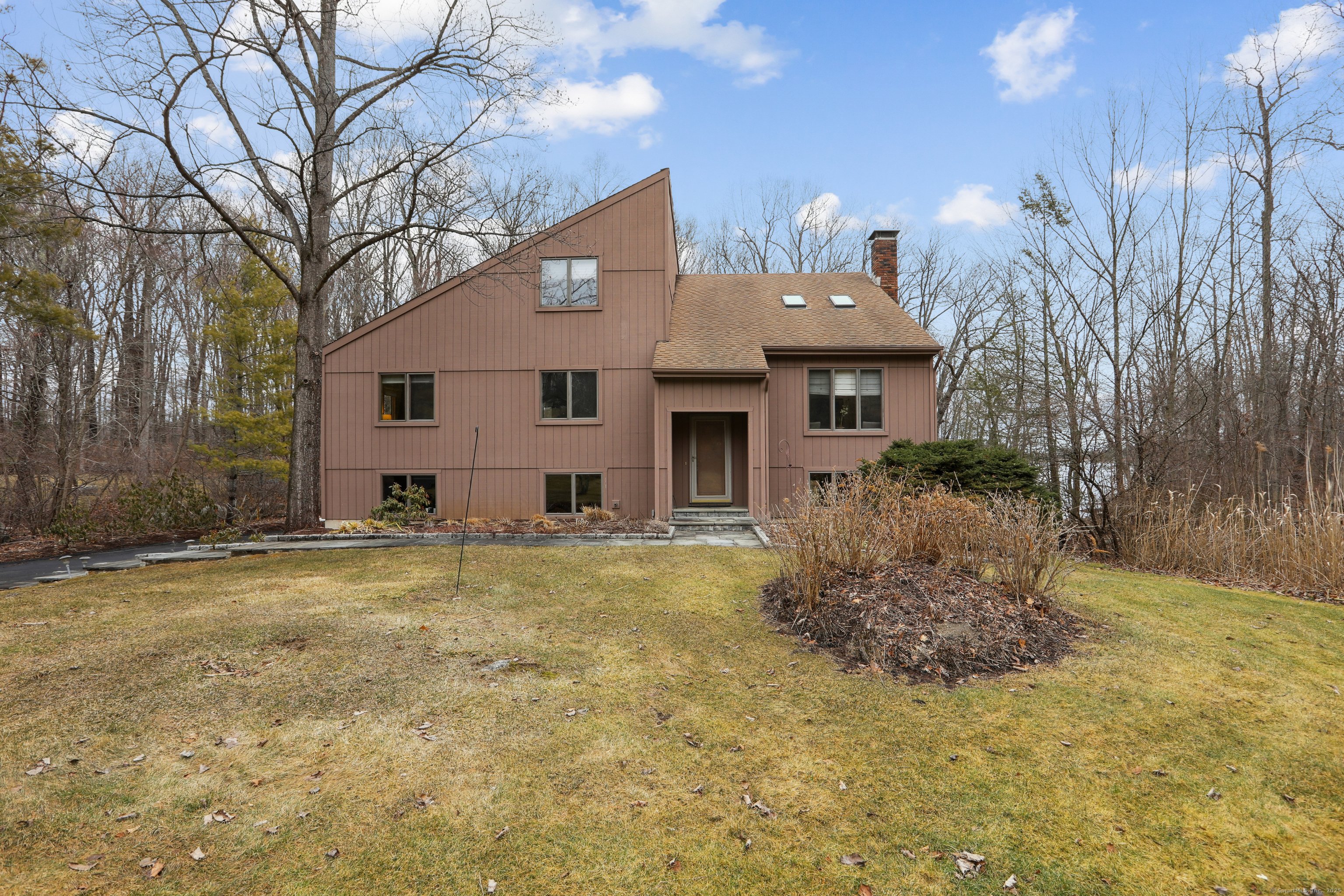 Lakecrest Drive, Danbury, Connecticut - 4 Bedrooms  
3 Bathrooms  
8 Rooms - 