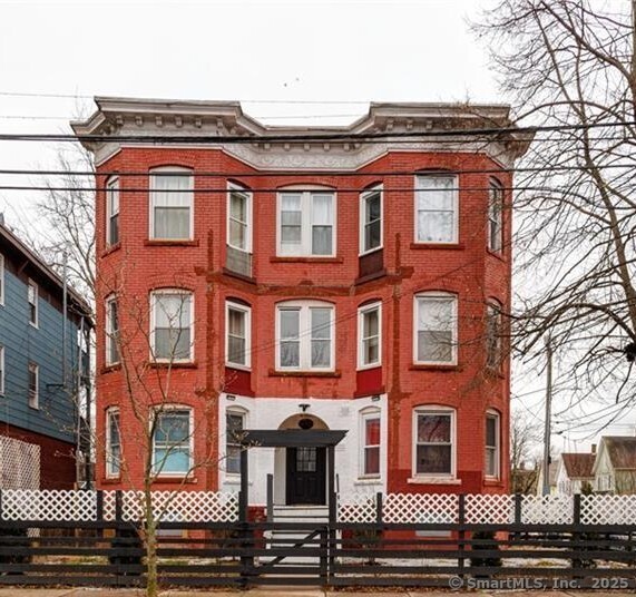 Rental Property at Elliott Street 3L, Hartford, Connecticut - Bedrooms: 3 
Bathrooms: 1 
Rooms: 5  - $1,950 MO.