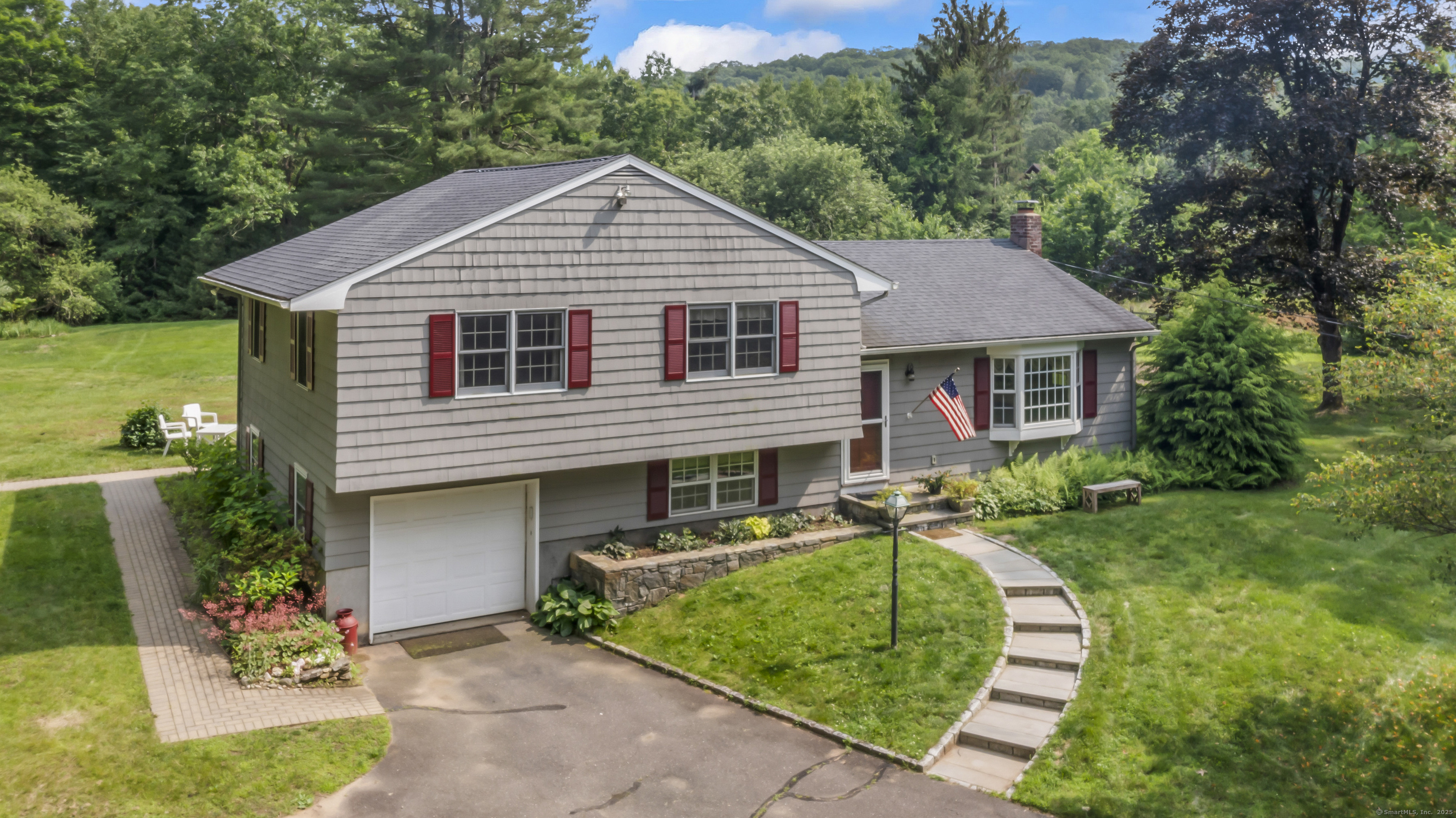 Property for Sale at Walnut Tree Hill Road, Newtown, Connecticut - Bedrooms: 3 
Bathrooms: 2 
Rooms: 7  - $475,000