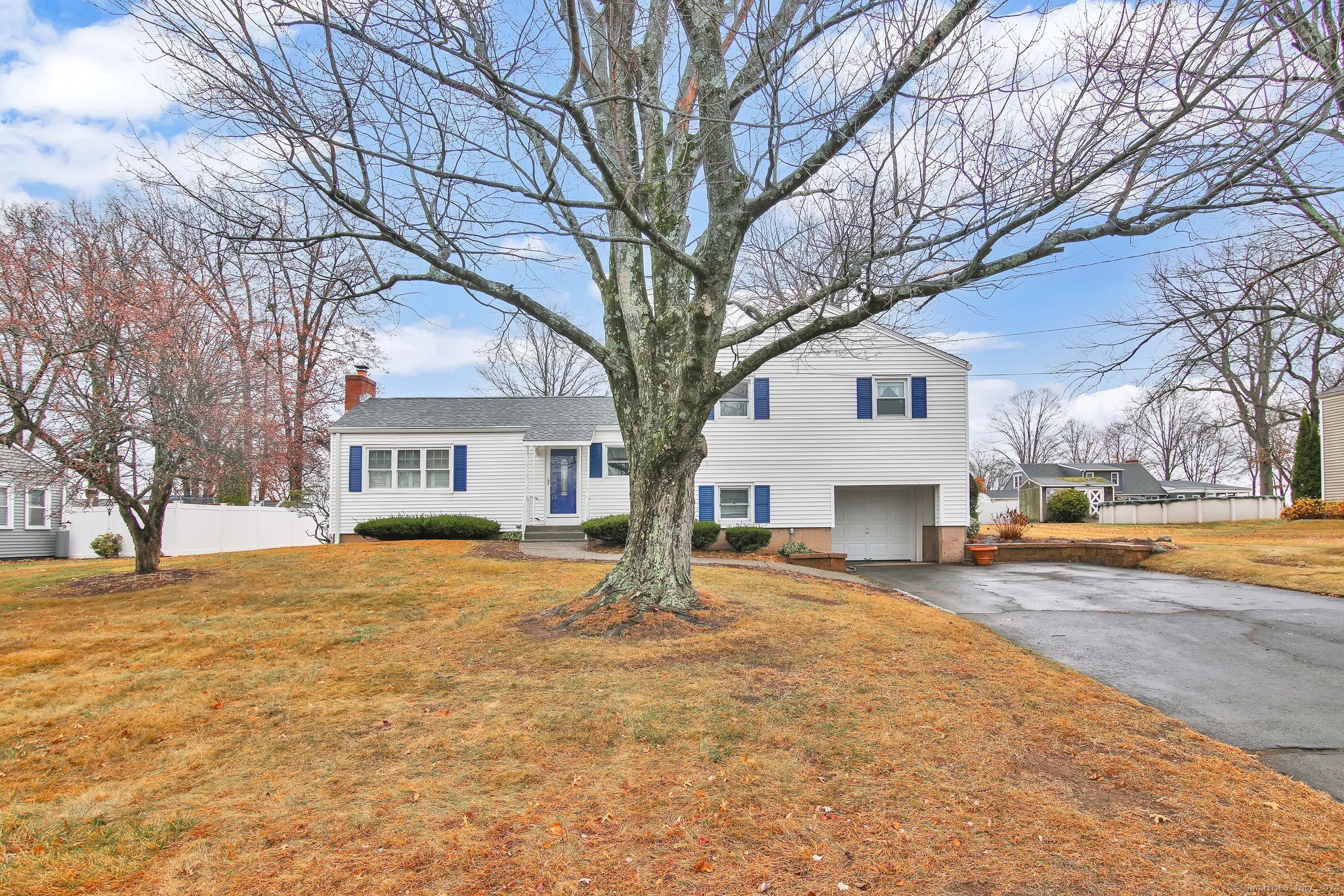 Property for Sale at 32 Countryside Lane, Suffield, Connecticut - Bedrooms: 3 
Bathrooms: 1 
Rooms: 7  - $349,900