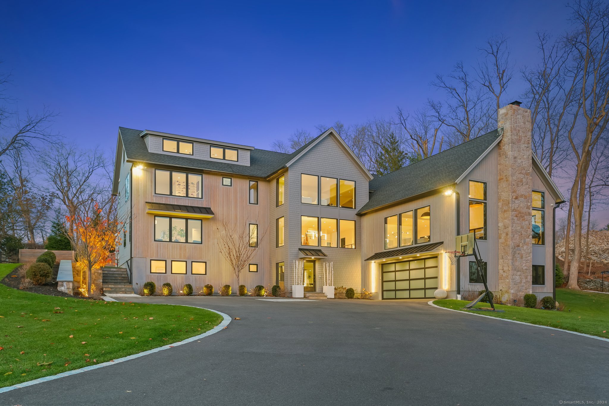 99 Hillspoint Road, Westport, Connecticut - 5 Bedrooms  
5.5 Bathrooms  
12 Rooms - 