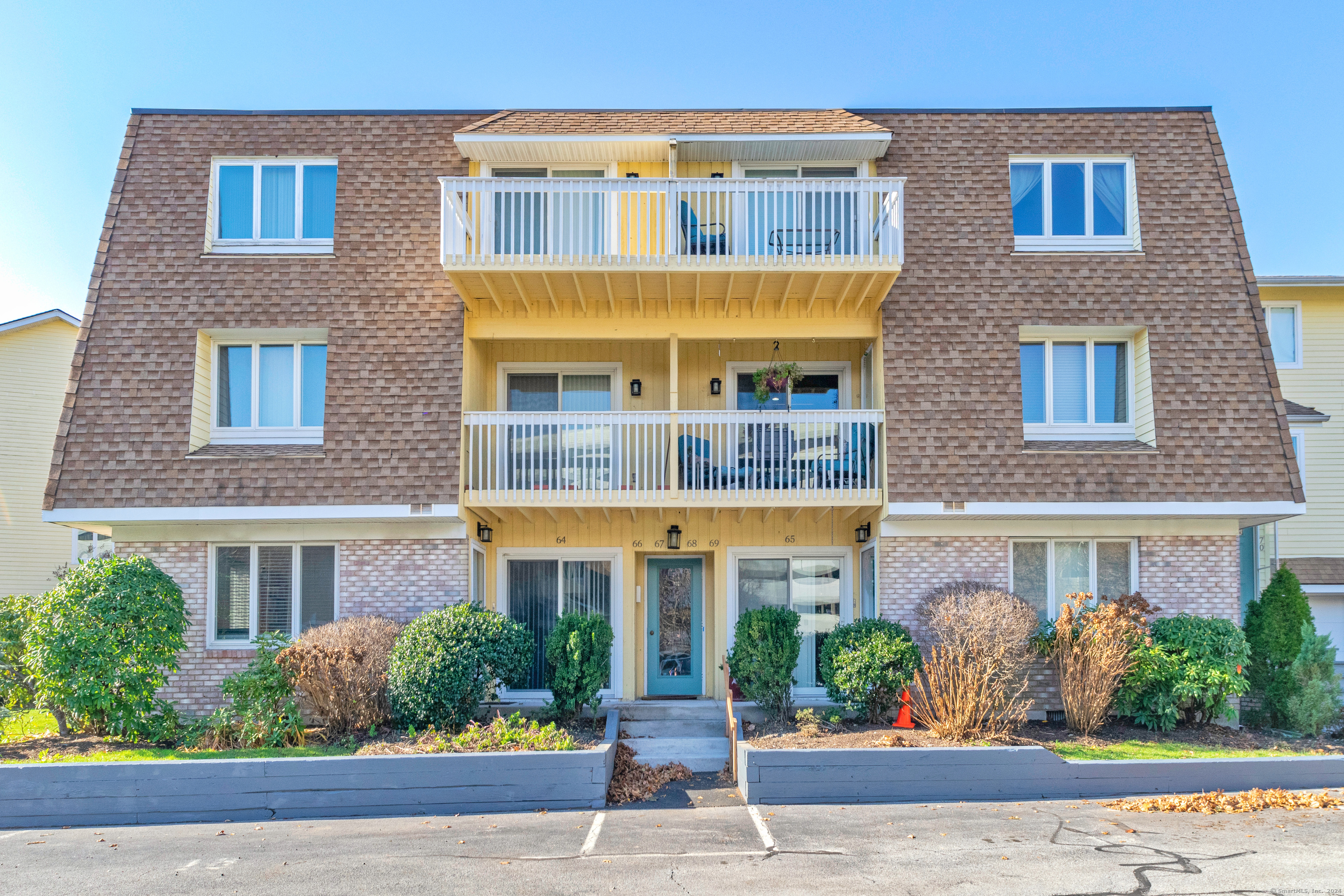 Rental Property at 61 Seaview Avenue 67, Stamford, Connecticut - Bedrooms: 2 
Bathrooms: 3 
Rooms: 4  - $3,850 MO.