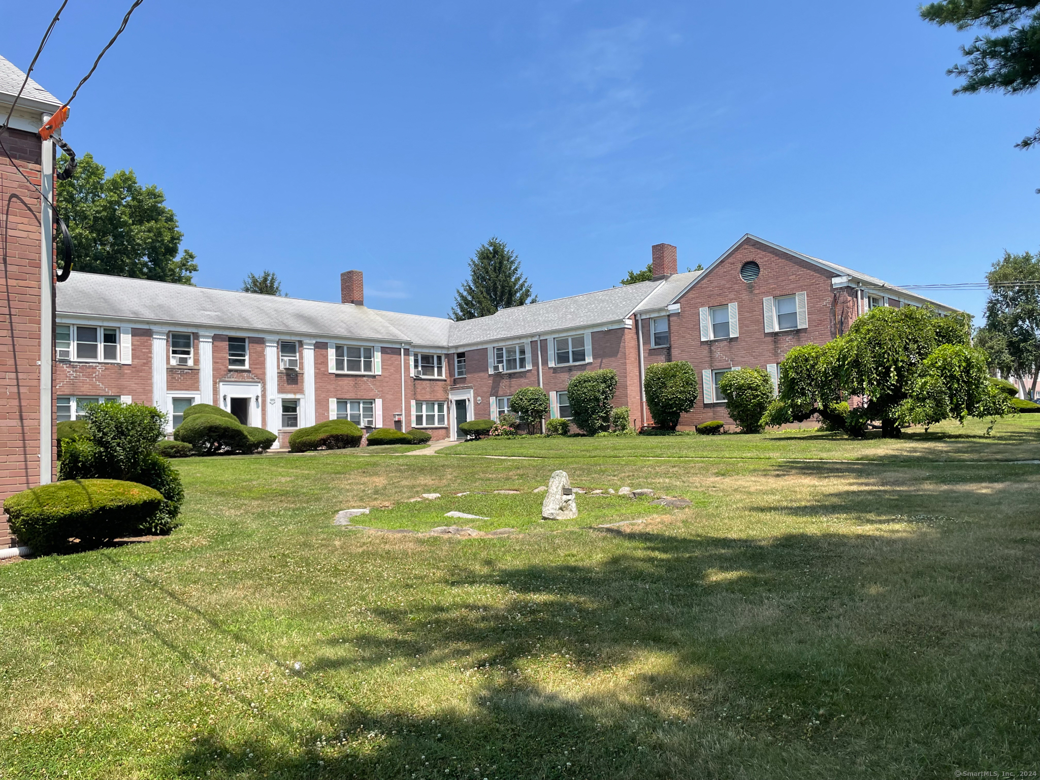 1076 E Main Street Apt 4, Stamford, Connecticut - 2 Bedrooms  
1 Bathrooms  
4 Rooms - 