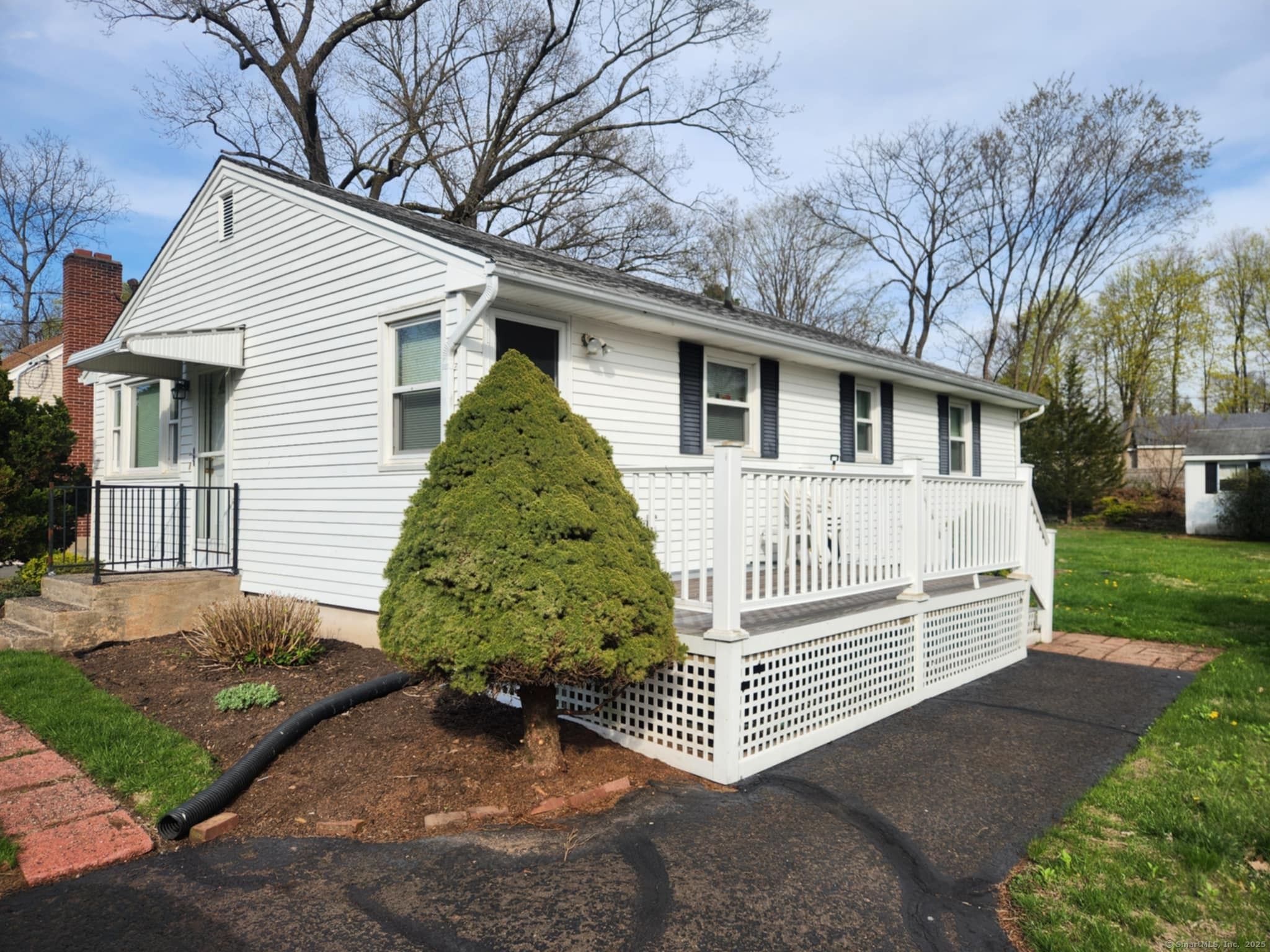 Smithfield Avenue, Meriden, Connecticut - 3 Bedrooms  
1 Bathrooms  
5 Rooms - 