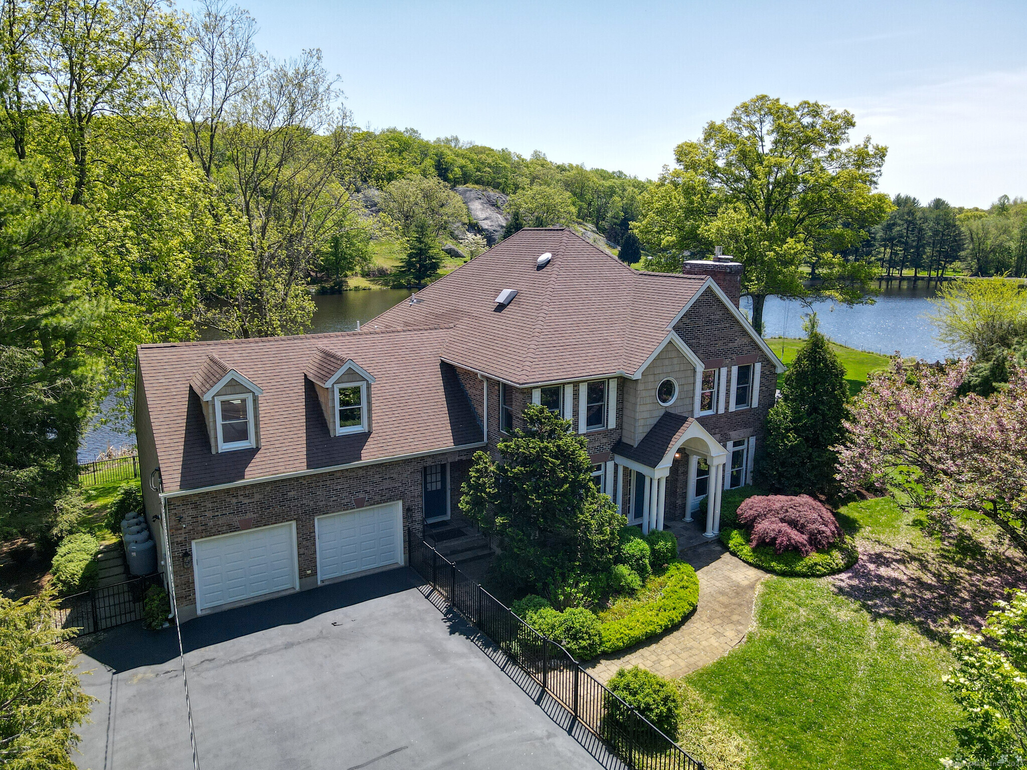 953 Hoop Pole Road, Guilford, Connecticut - 4 Bedrooms  
6 Bathrooms  
11 Rooms - 