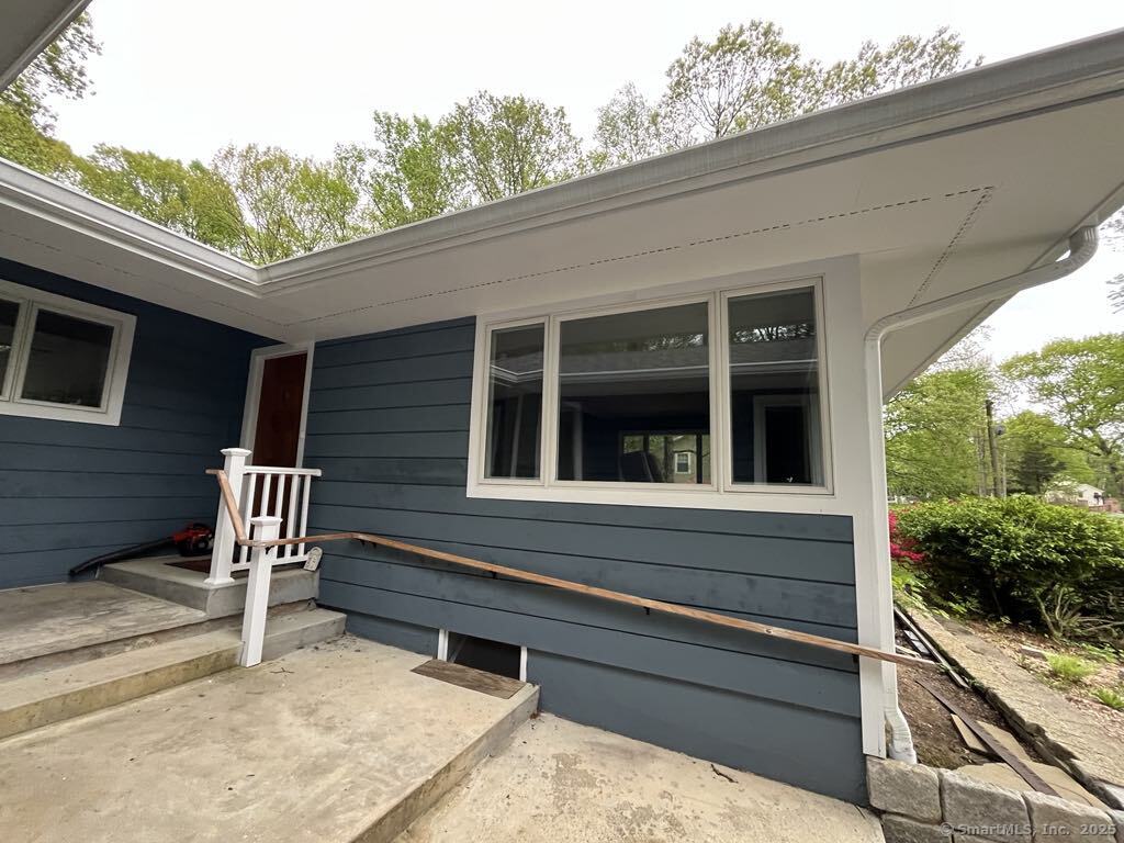 Mcguire Road, Trumbull, Connecticut - 2 Bedrooms  
1 Bathrooms  
4 Rooms - 