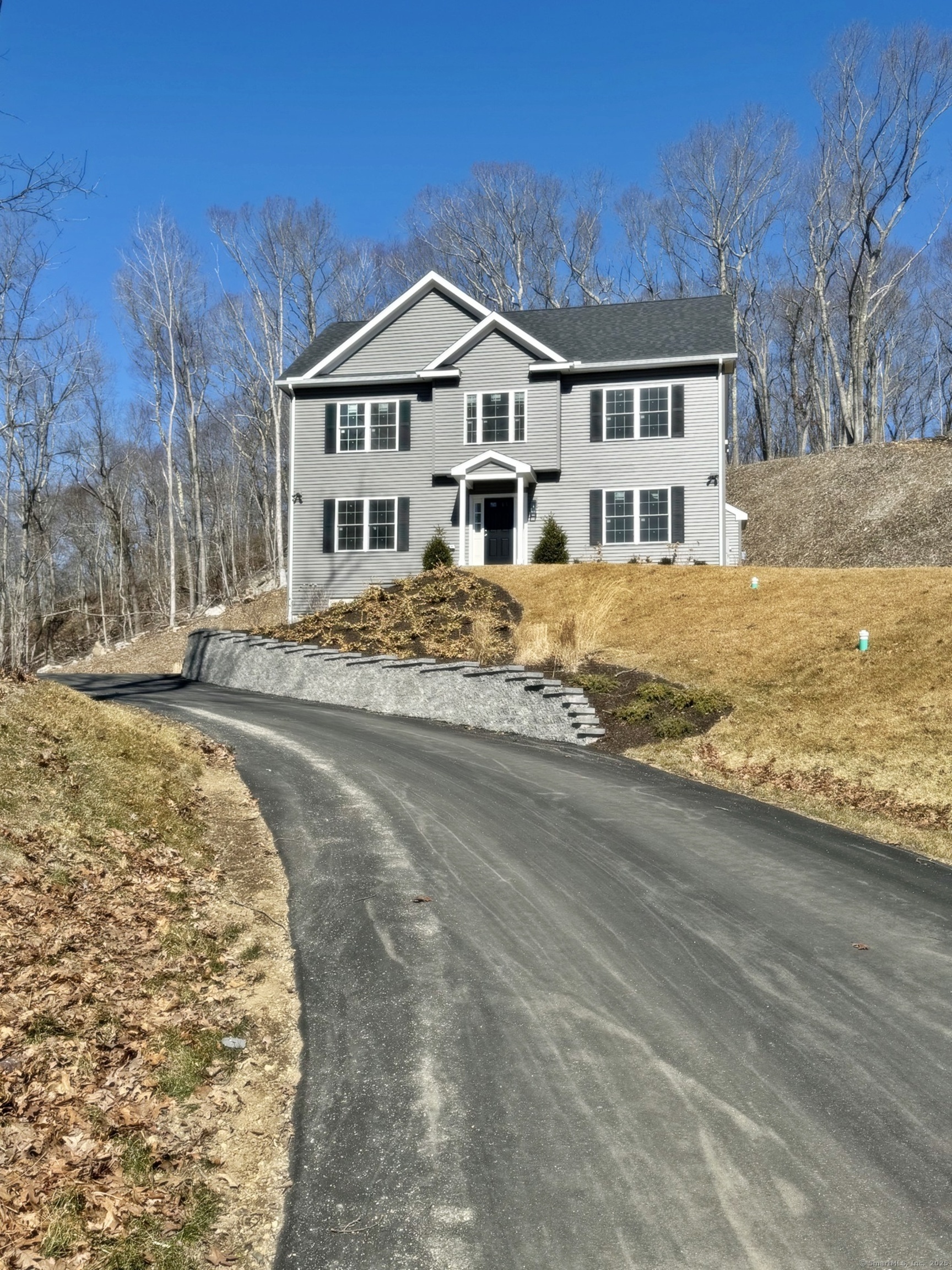 Hunting Ridge Road, Middlebury, Connecticut - 4 Bedrooms  
3 Bathrooms  
8 Rooms - 