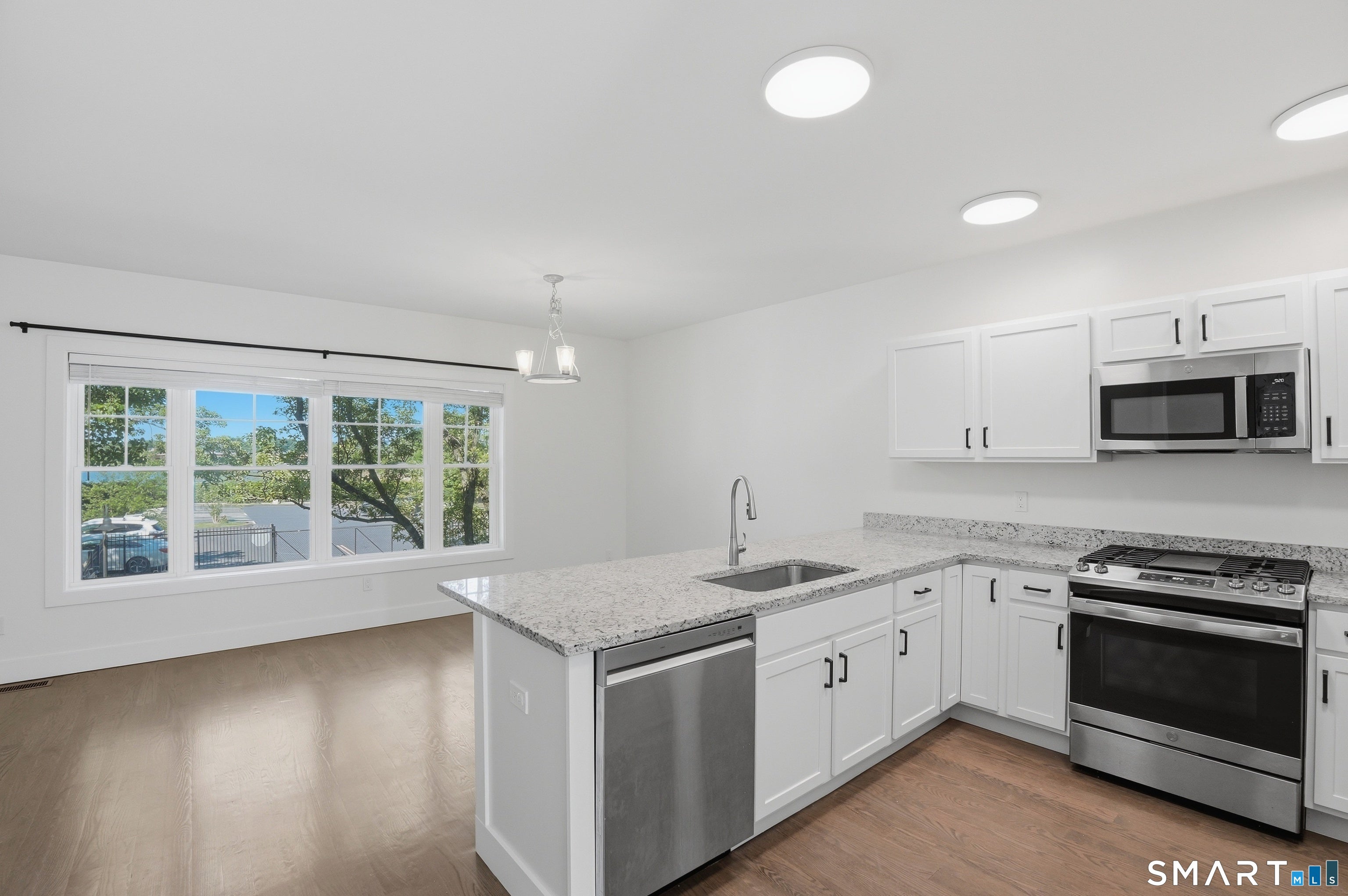 301 Harbour Close 102