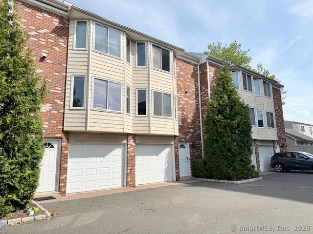 Stamford, Connecticut 06902, United States, 2 Bedrooms Bedrooms, ,3 BathroomsBathrooms,Residential,Active,223679