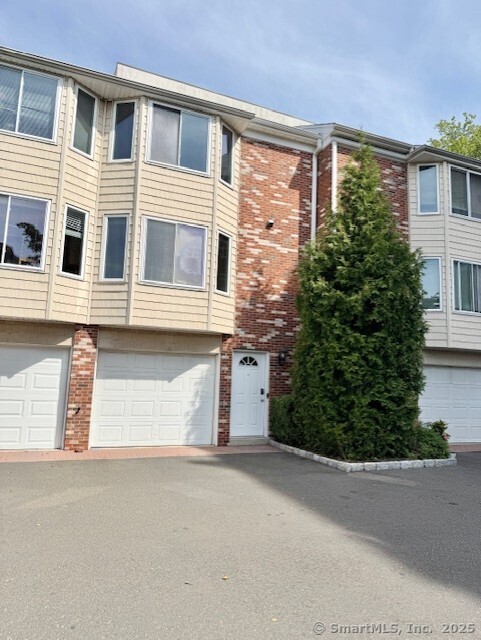 Stamford, Connecticut 06902, United States, 2 Bedrooms Bedrooms, ,3 BathroomsBathrooms,Residential,Active,223679