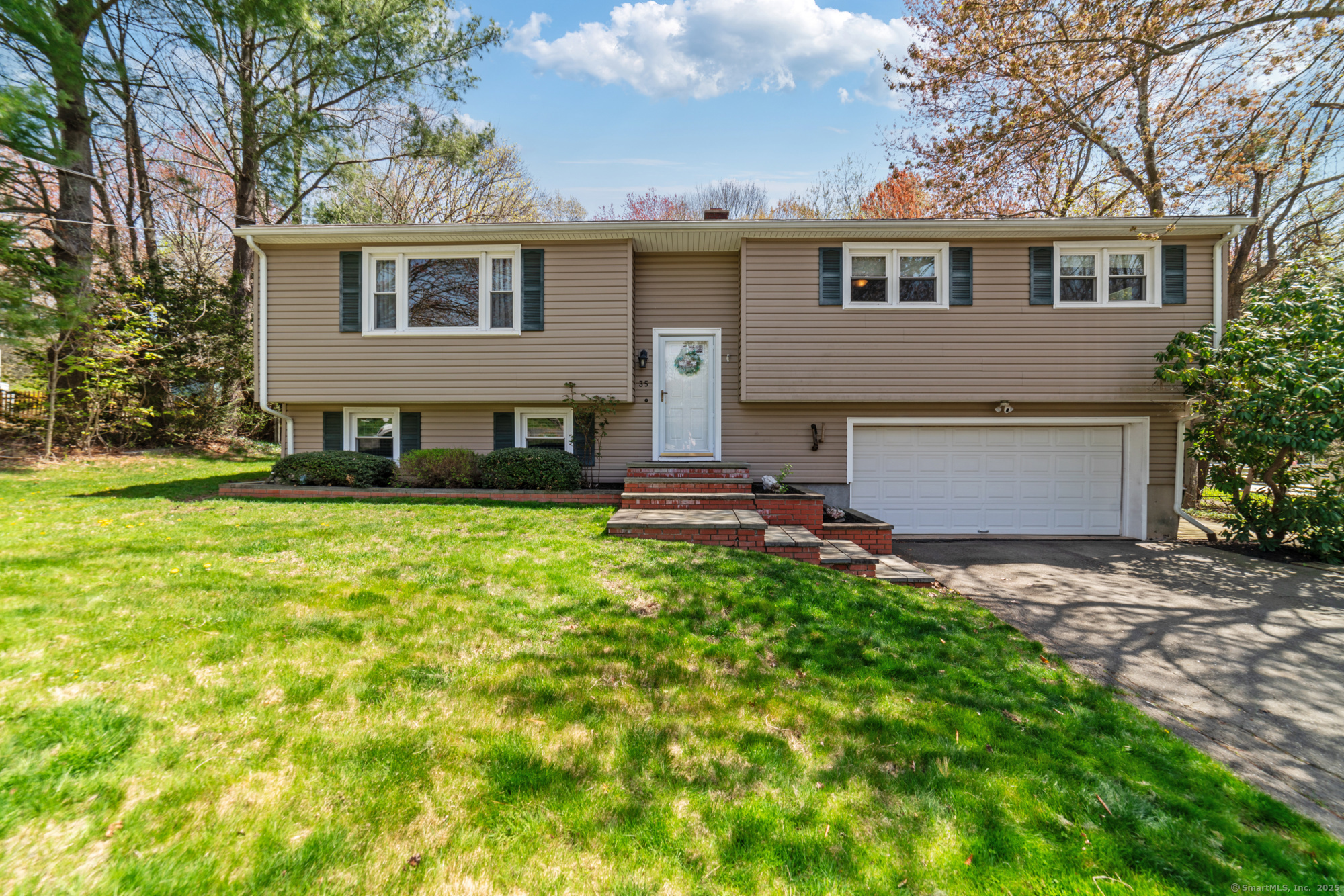 Property for Sale at Patricia Lane, Wolcott, Connecticut - Bedrooms: 3 
Bathrooms: 3 
Rooms: 6  - $389,900