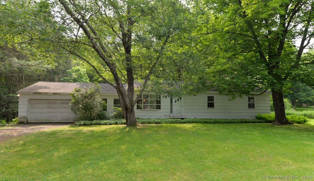 Meadowbrook Road, Southbury, Connecticut - 3 Bedrooms  
2 Bathrooms  
6 Rooms - 