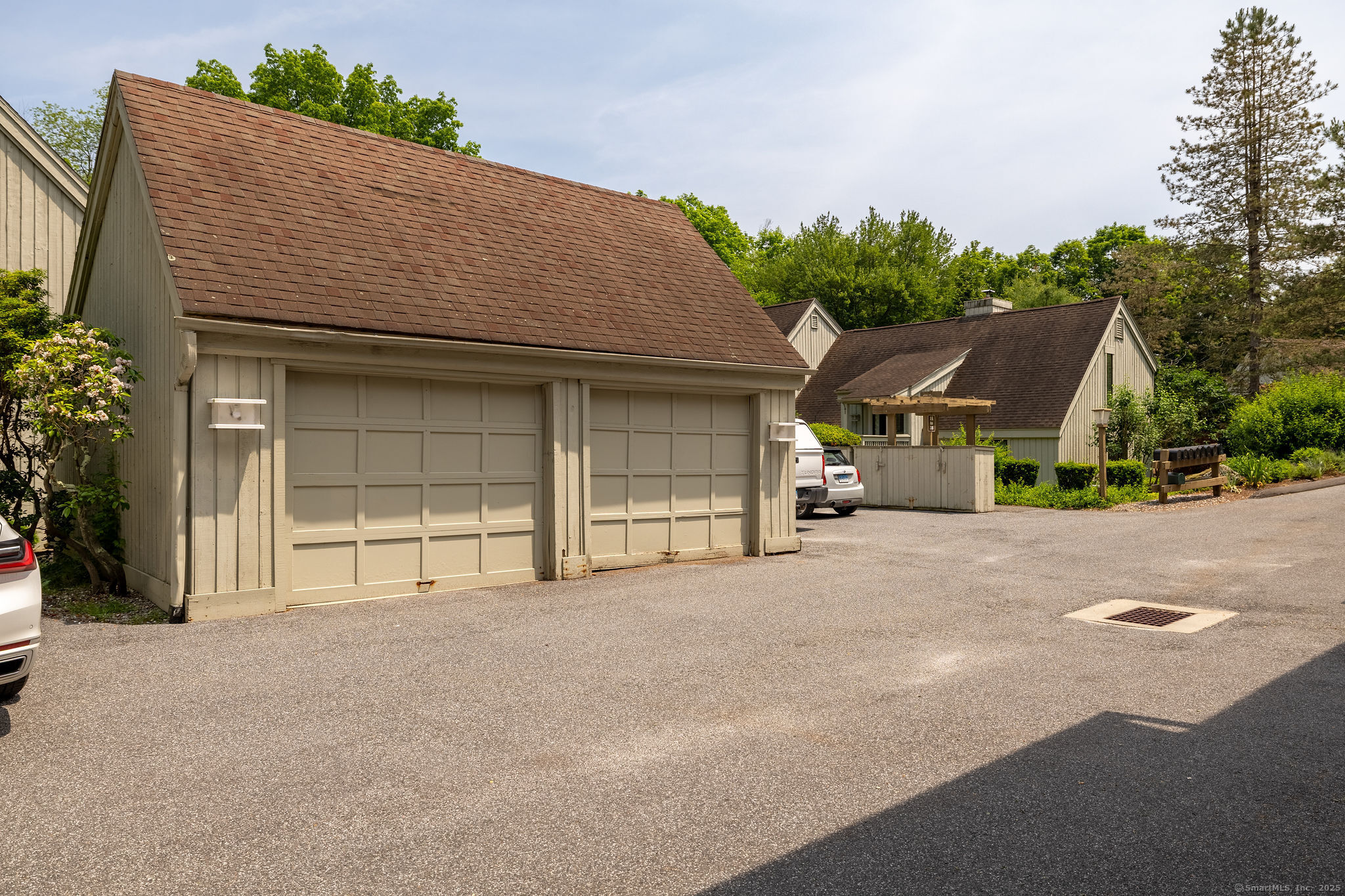 Heritage Village Drive, Southbury, Connecticut - 2 Bedrooms  
2 Bathrooms  
6 Rooms - 