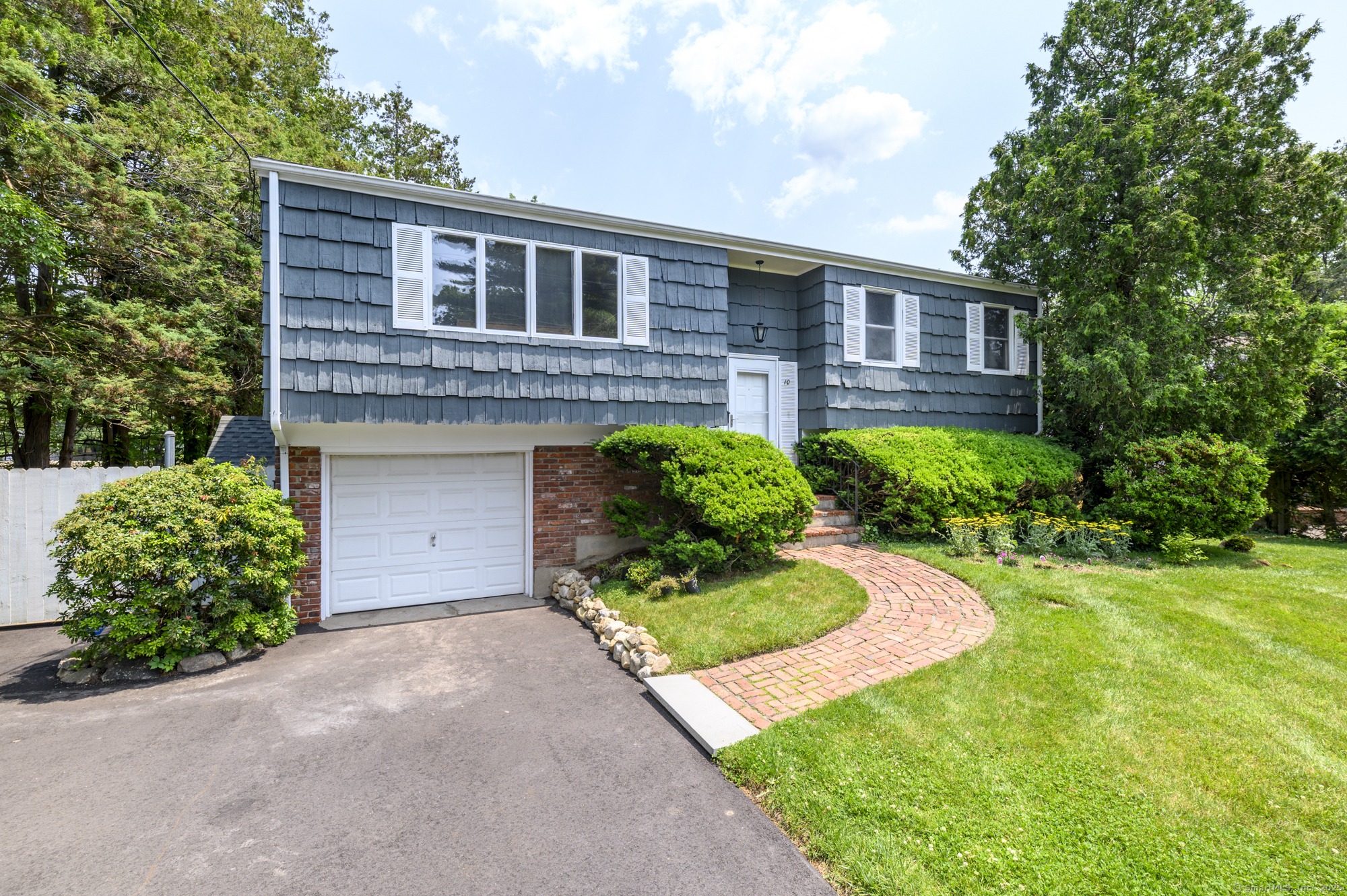 Stanwick Place, Stamford, Connecticut - 4 Bedrooms  
2 Bathrooms  
6 Rooms - 