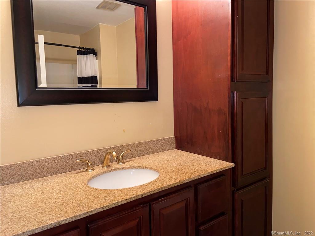 Windsor, Connecticut 06095, United States, 2 Bedrooms Bedrooms, ,2 BathroomsBathrooms,Residential,Pending,211877