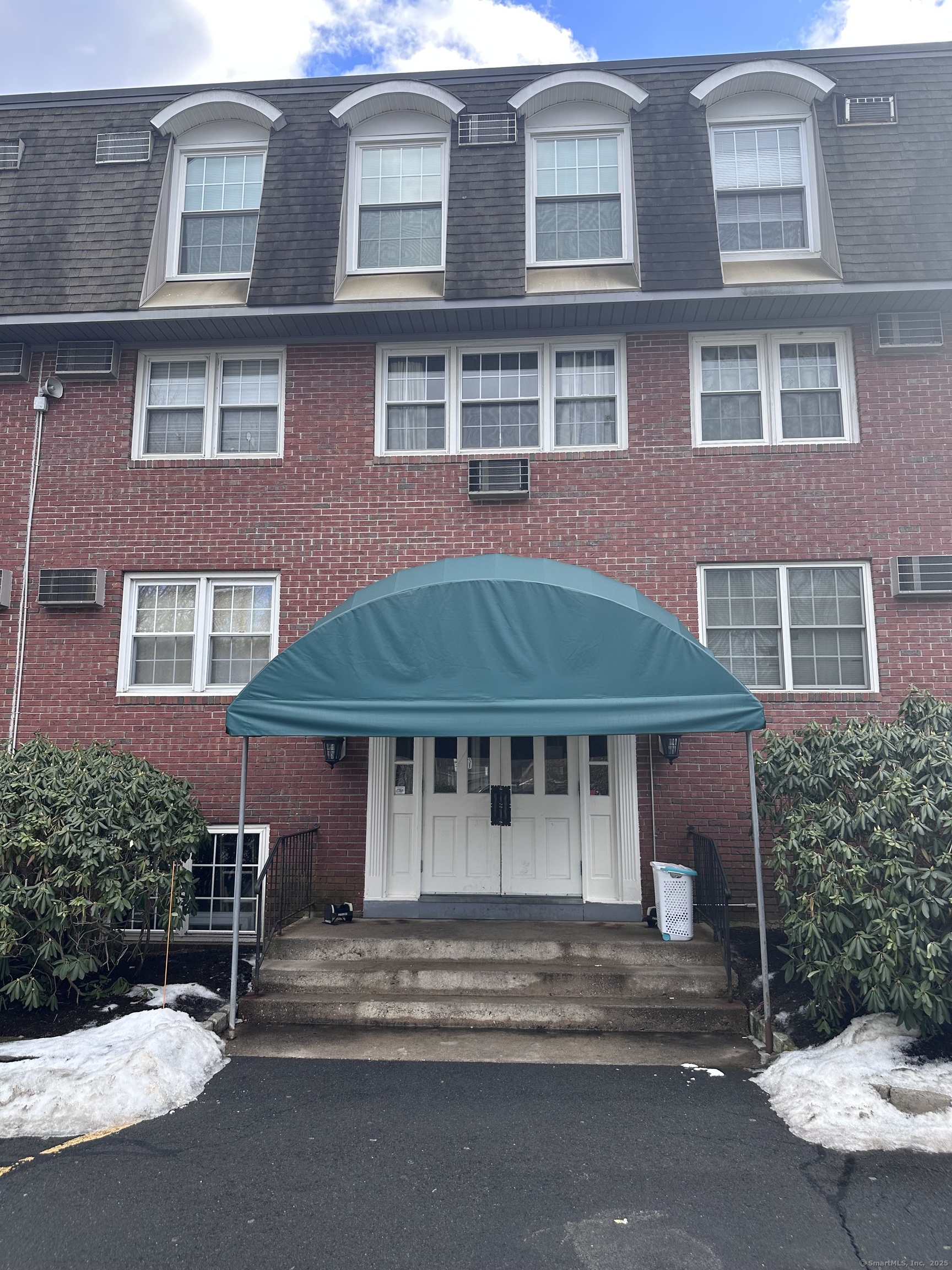 Padanaram Road 115, Danbury, Connecticut - 2 Bedrooms  
1 Bathrooms  
5 Rooms - 