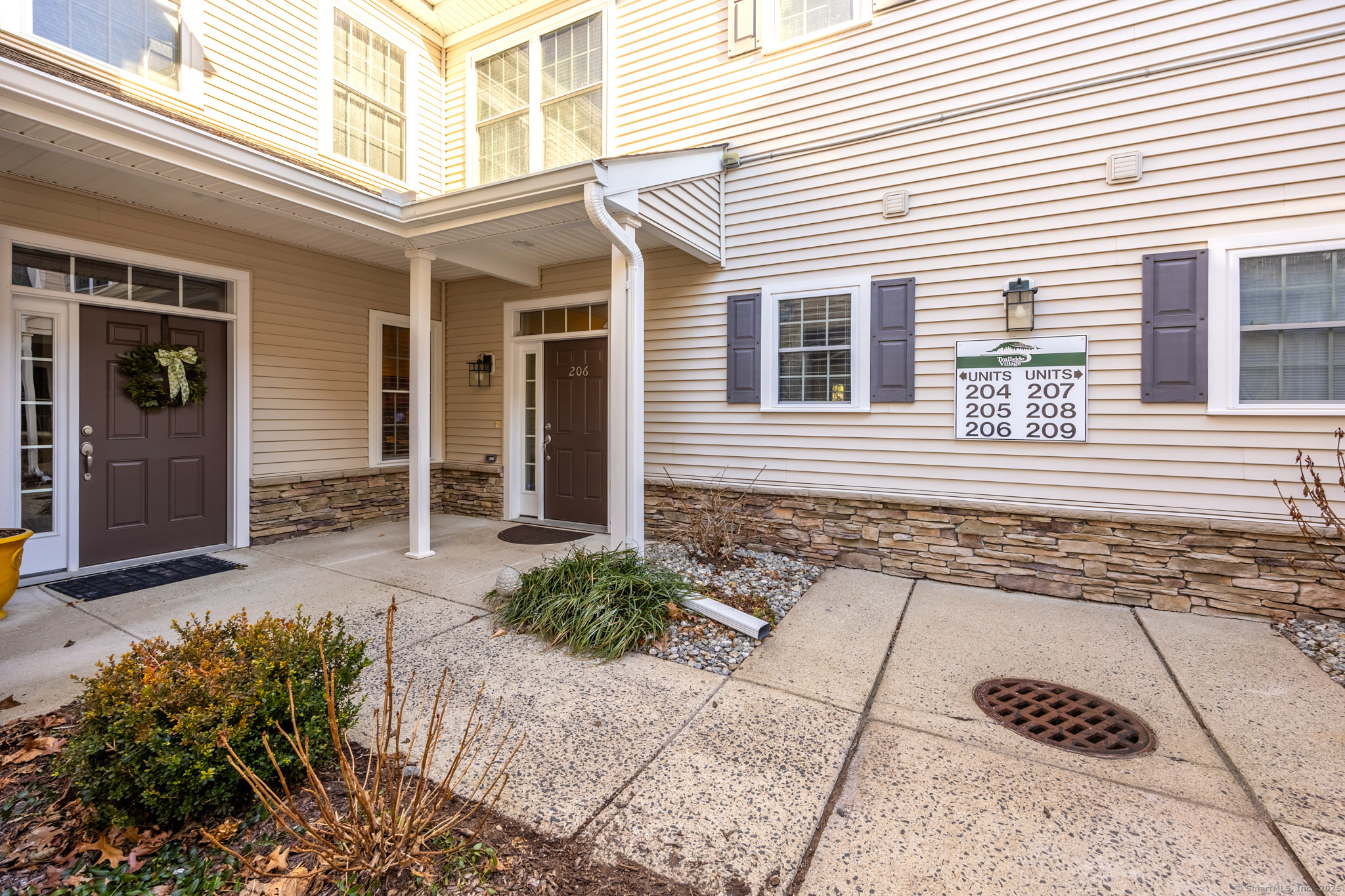 Property for Sale at Todd Street 206, Hamden, Connecticut - Bedrooms: 3 
Bathrooms: 3 
Rooms: 6  - $439,900