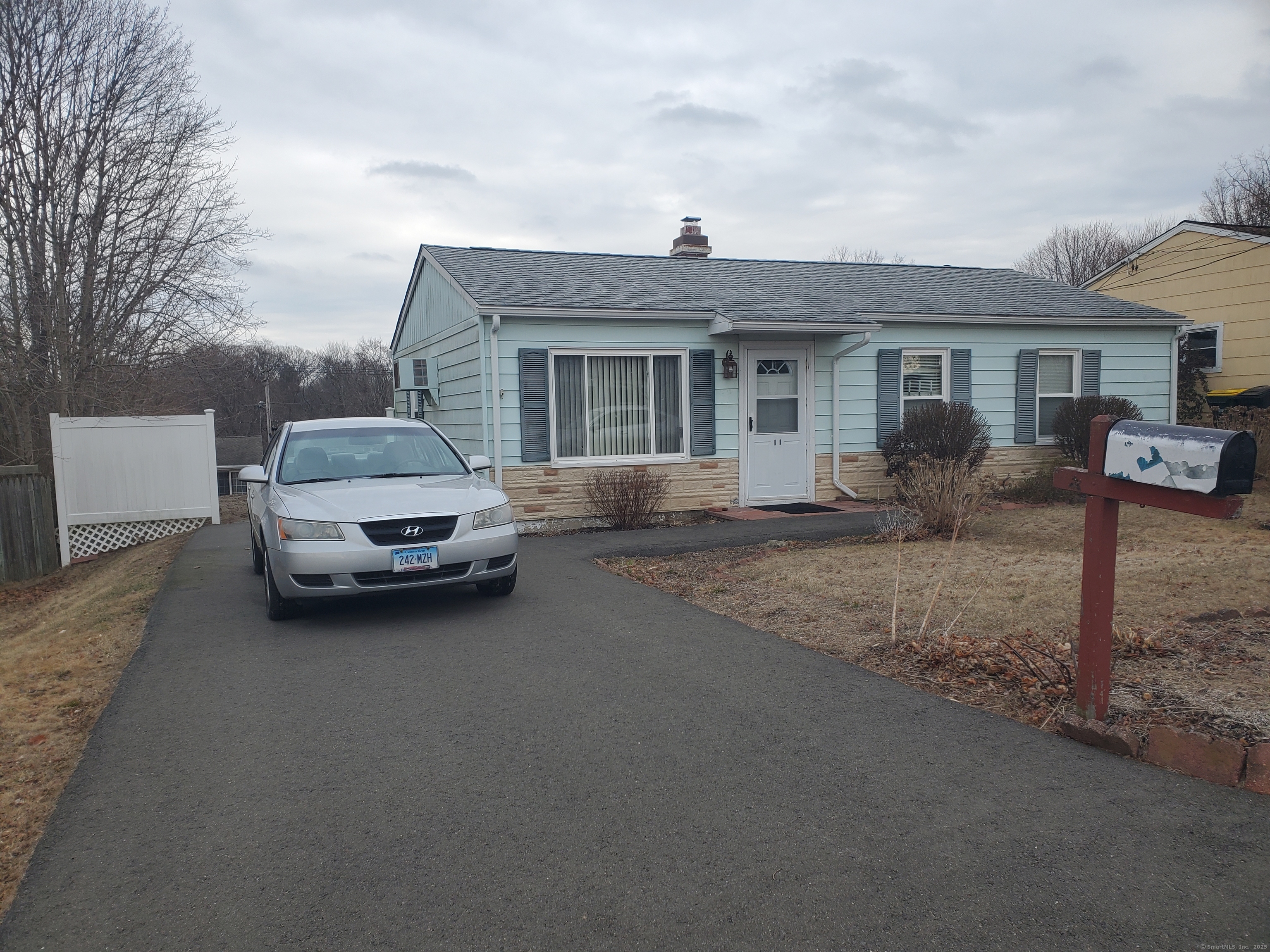 Webster Drive, Ansonia, Connecticut - 2 Bedrooms  
1 Bathrooms  
5 Rooms - 