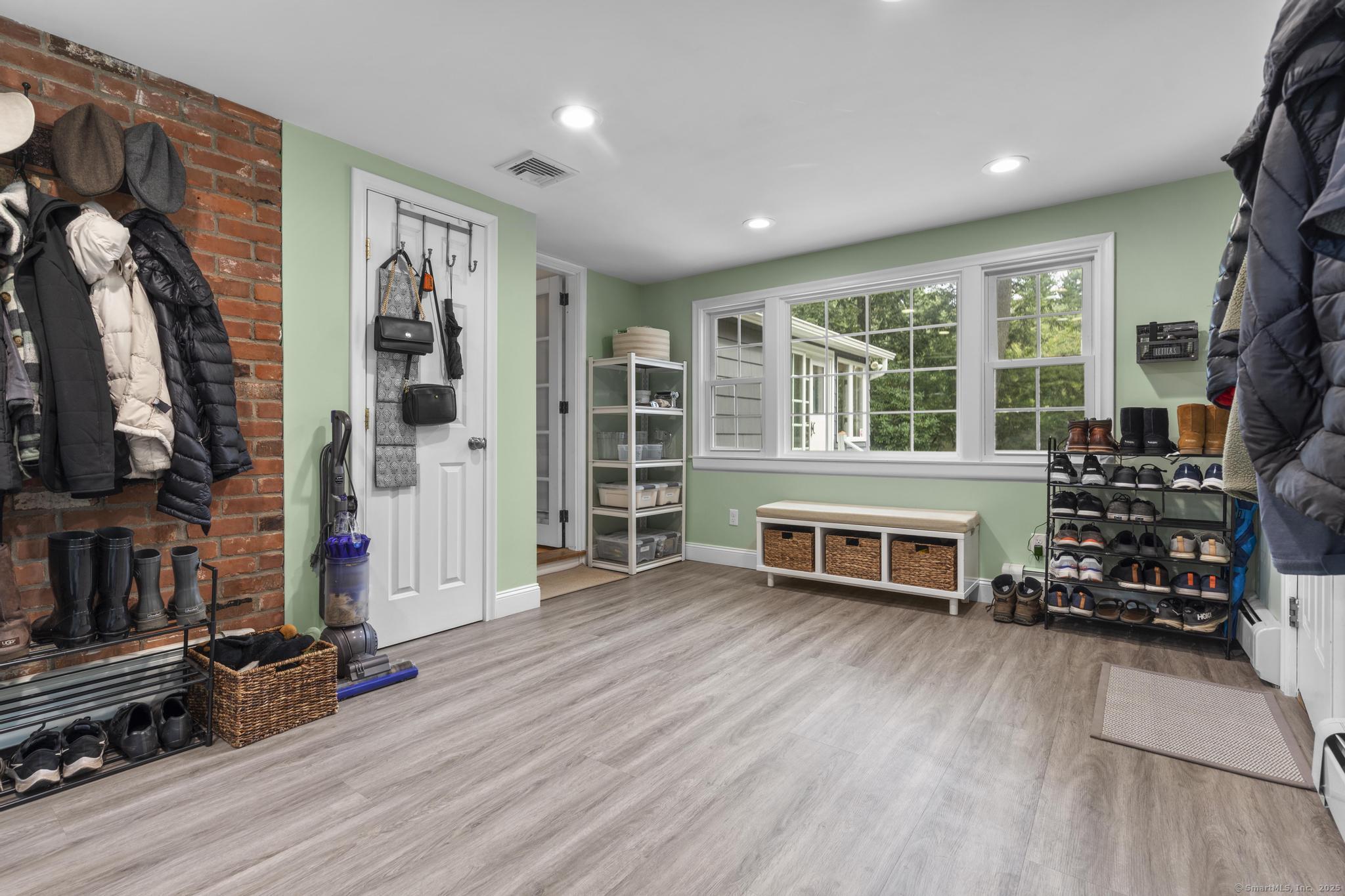 Avon, Connecticut 06001, United States, 4 Bedrooms Bedrooms, ,3 BathroomsBathrooms,Residential,Active,213070